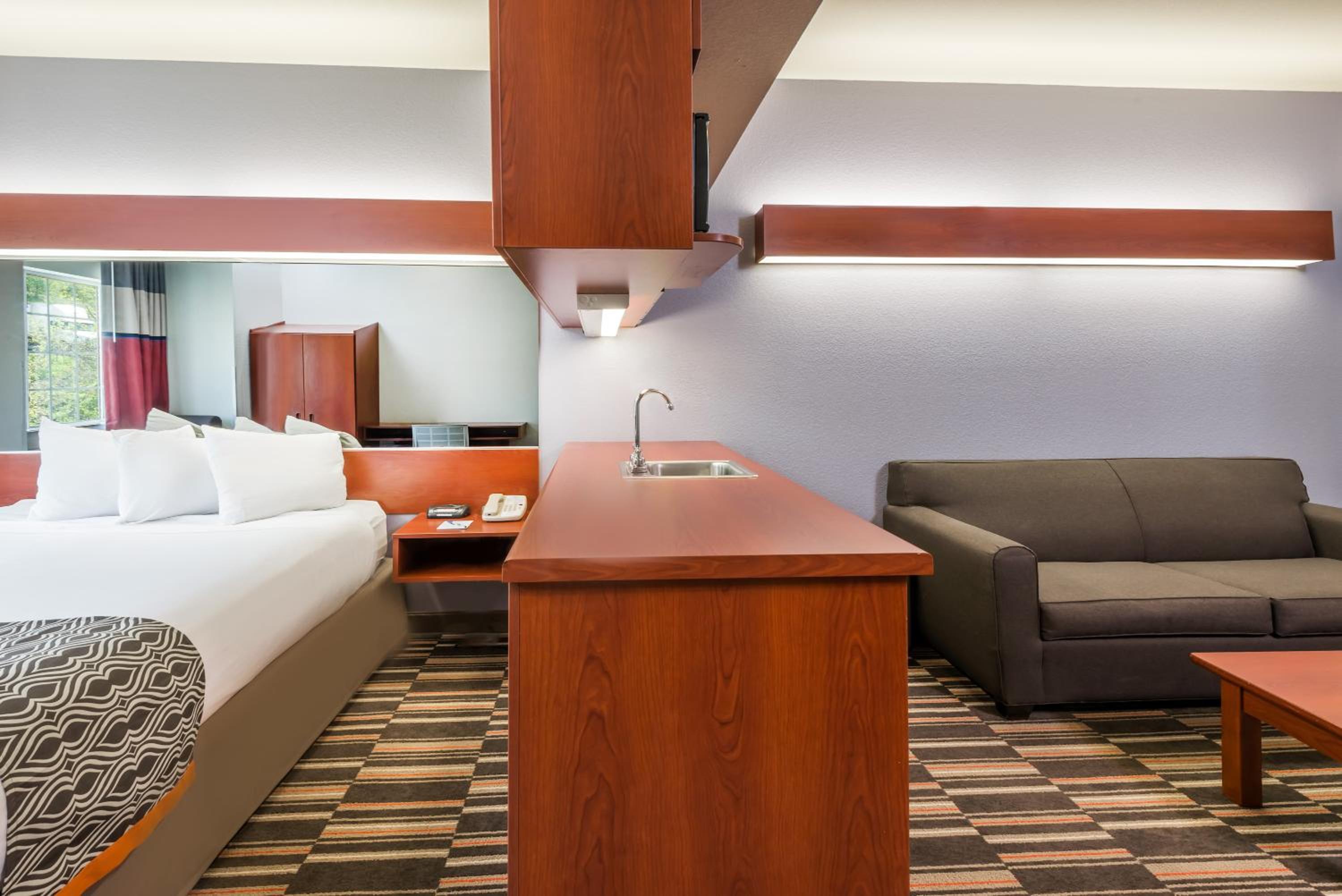 Queen Suite - Photo 12
