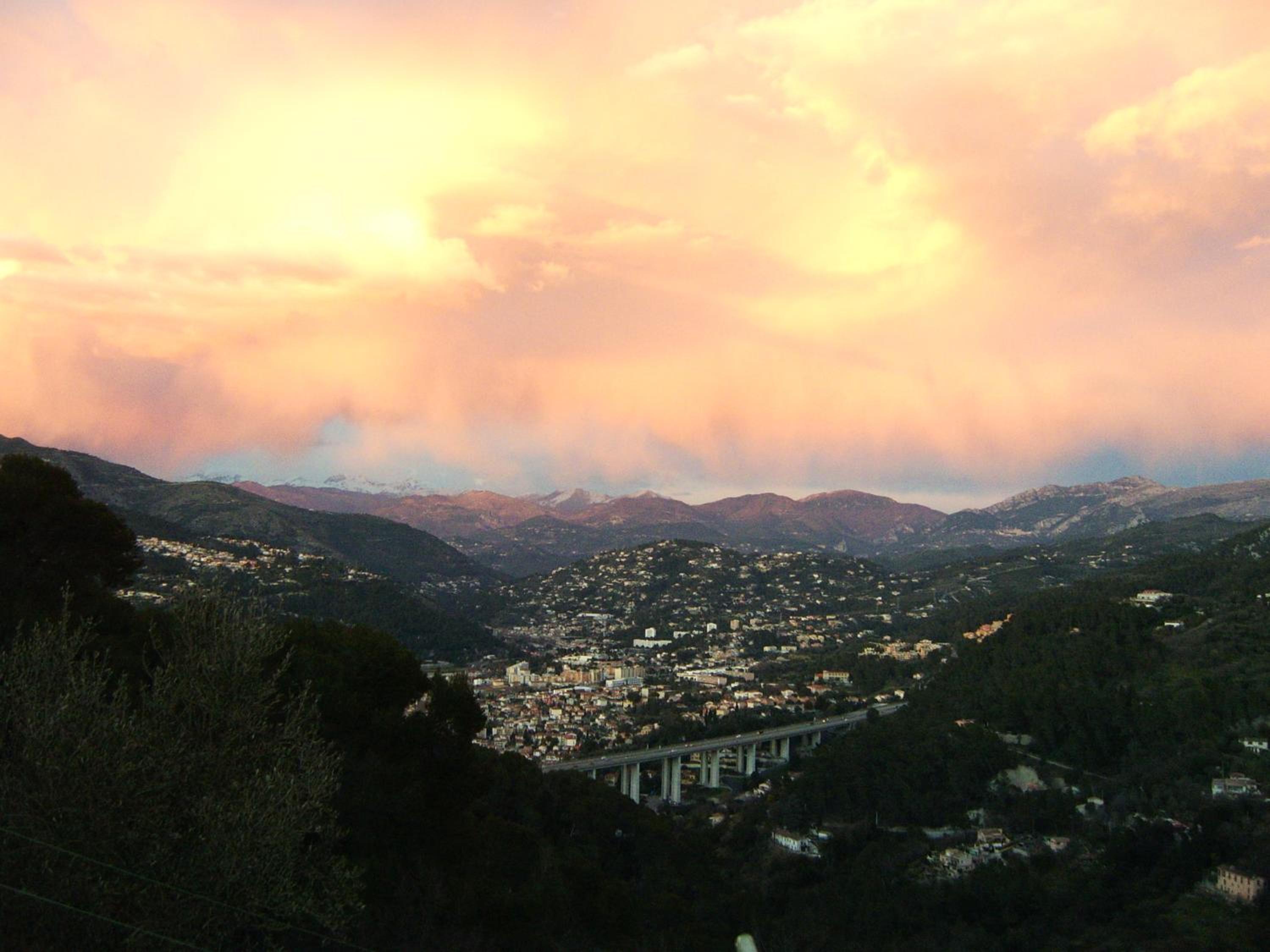 Apartment with Mountain View photo 2