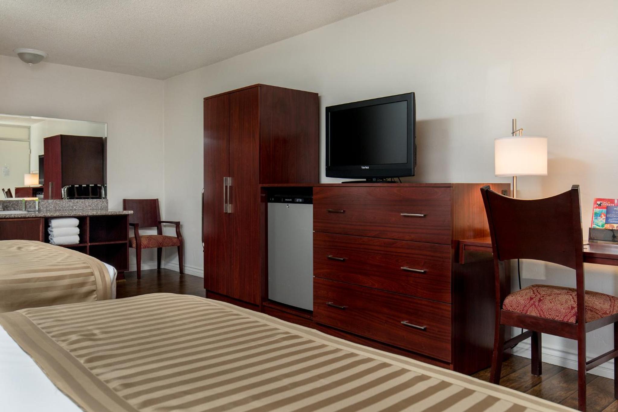 Queen Room with Two Queen Beds - Non-Smoking - Photo 15