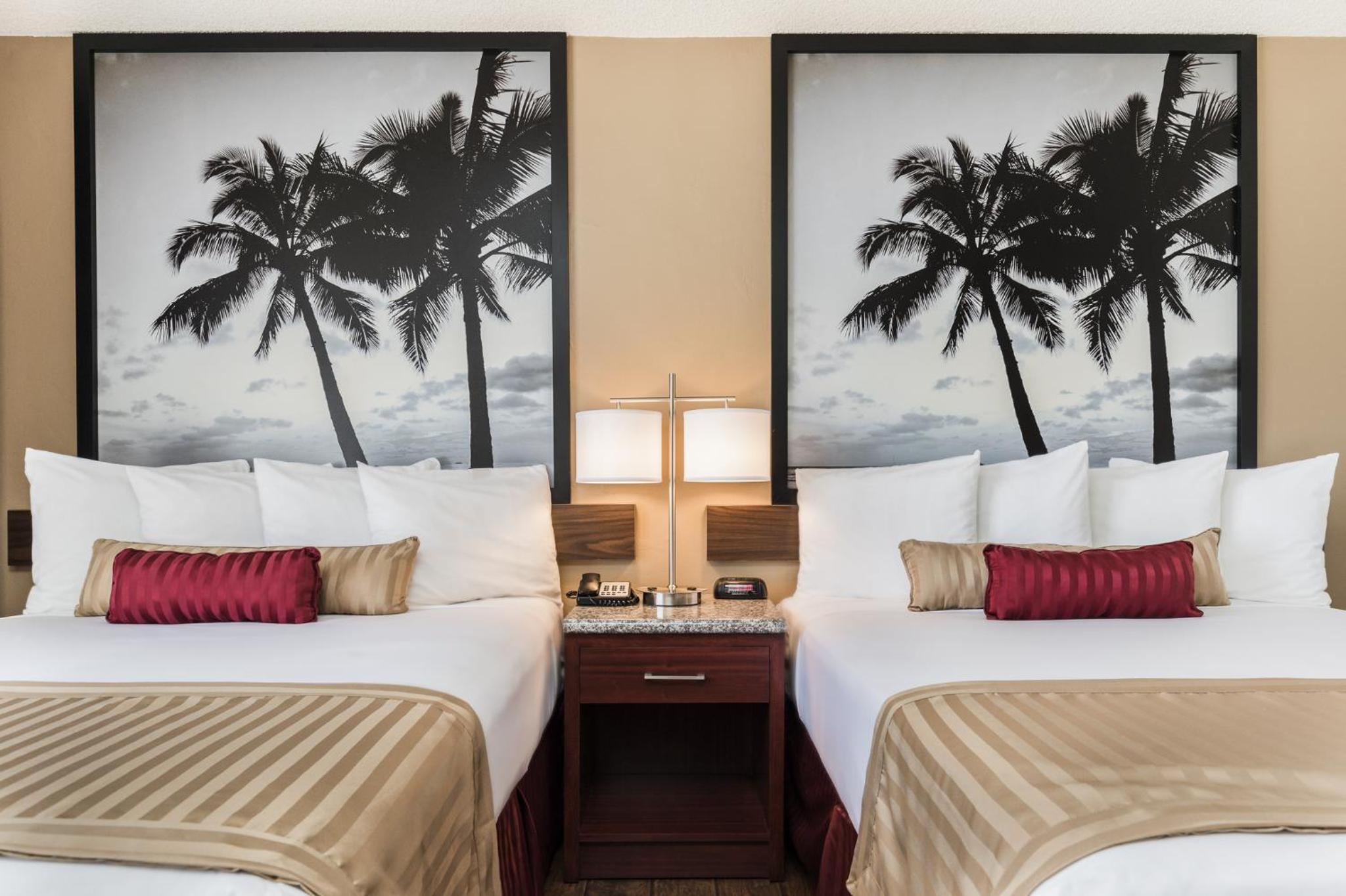 Queen Room with Two Queen Beds - Non-Smoking - Photo 13