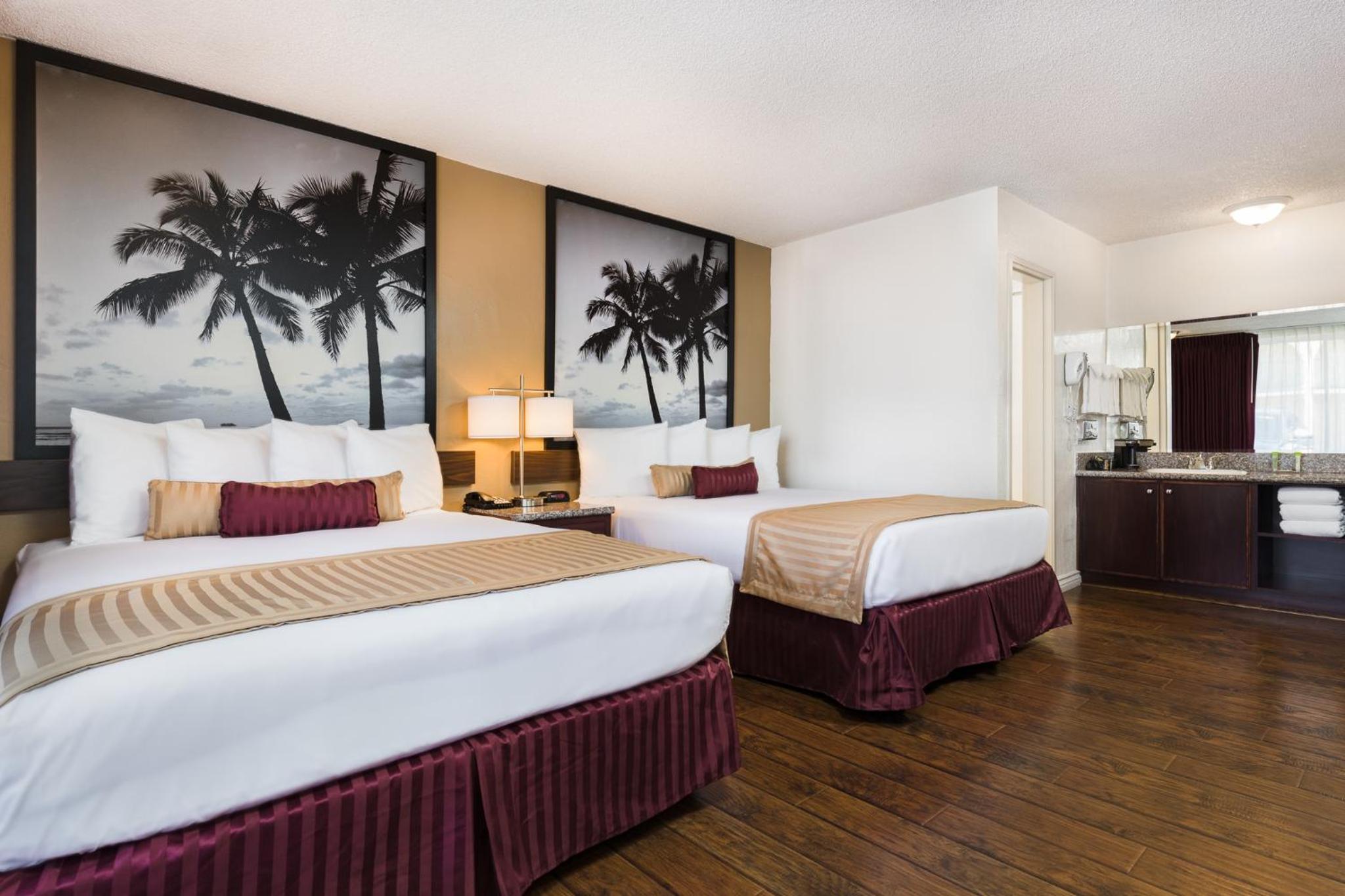 Queen Room with Two Queen Beds - Non-Smoking - Photo 12