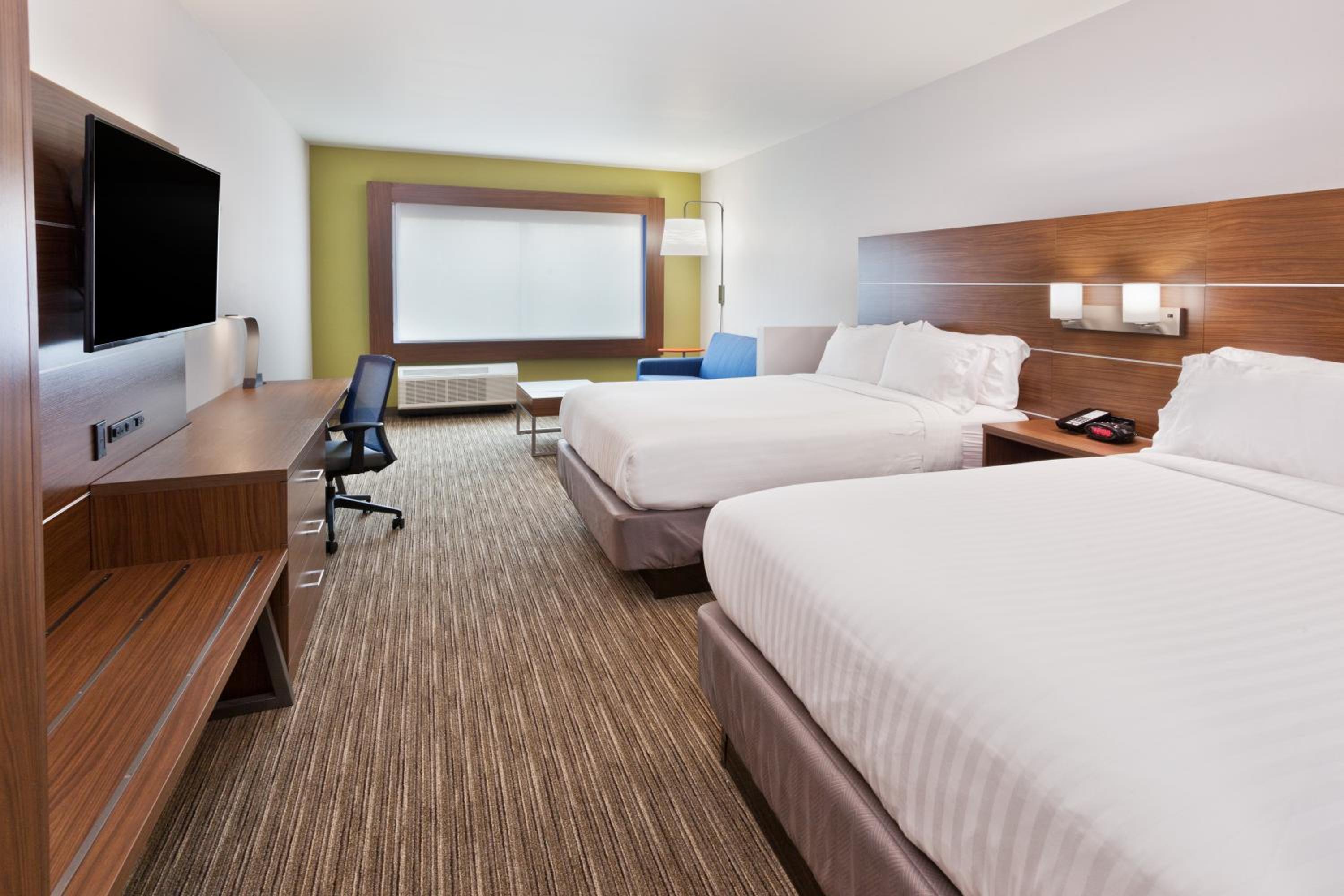 Queen Suite with Two Queen Beds photo 2