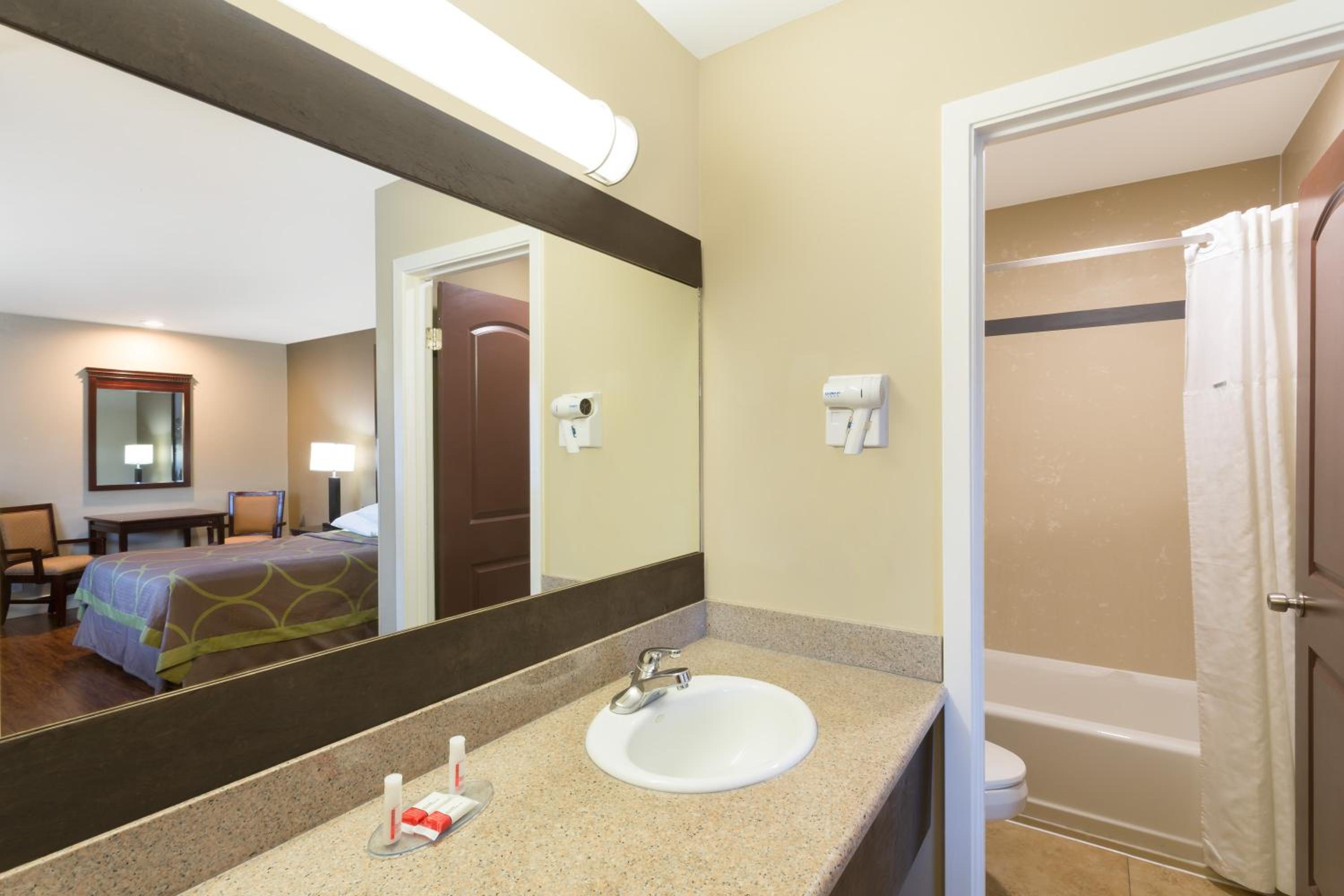 Deluxe Double Room with Two Double Beds - Non-Smoking - Photo 2