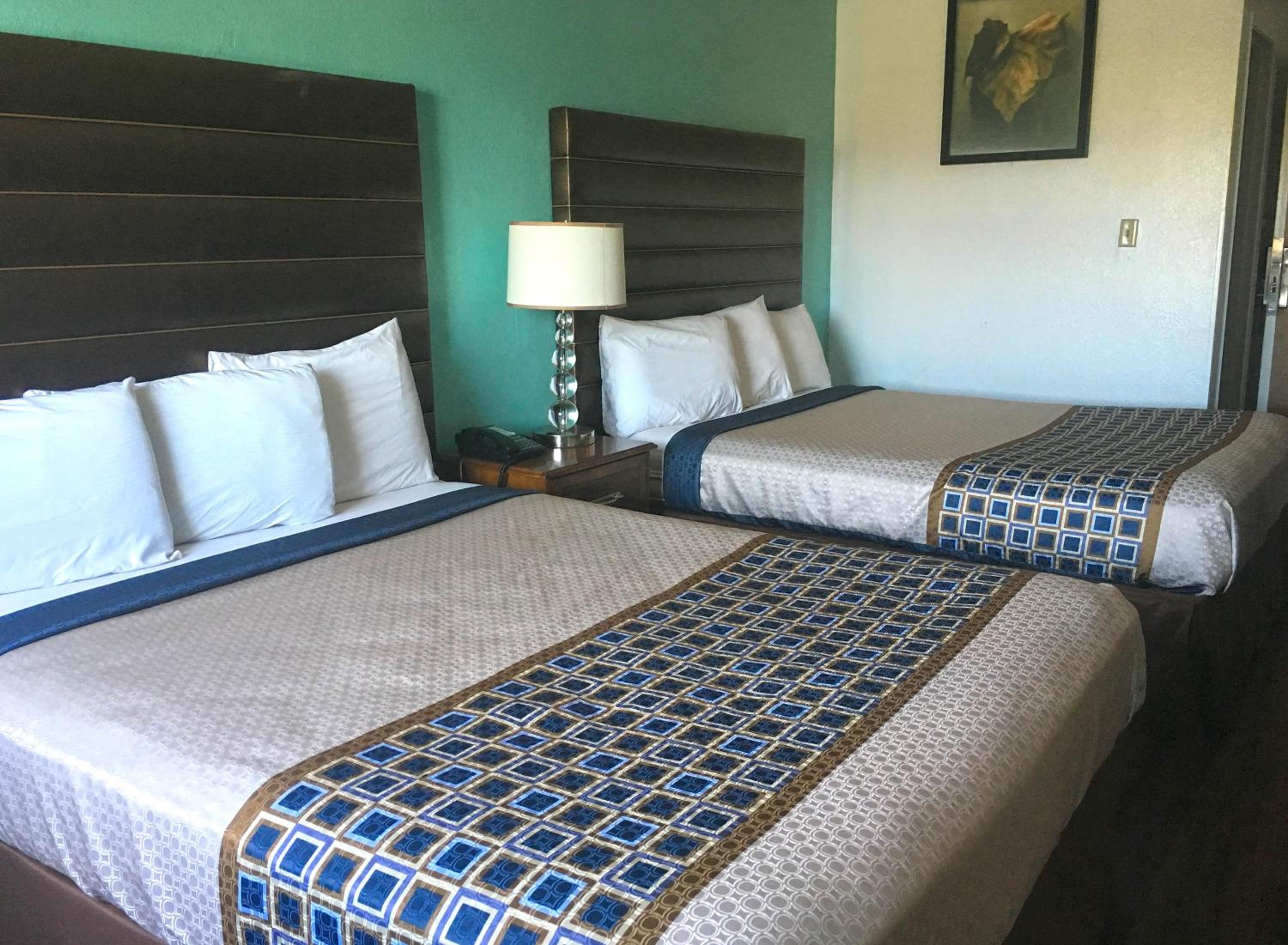 Queen Room with Two Queen Beds photo 1
