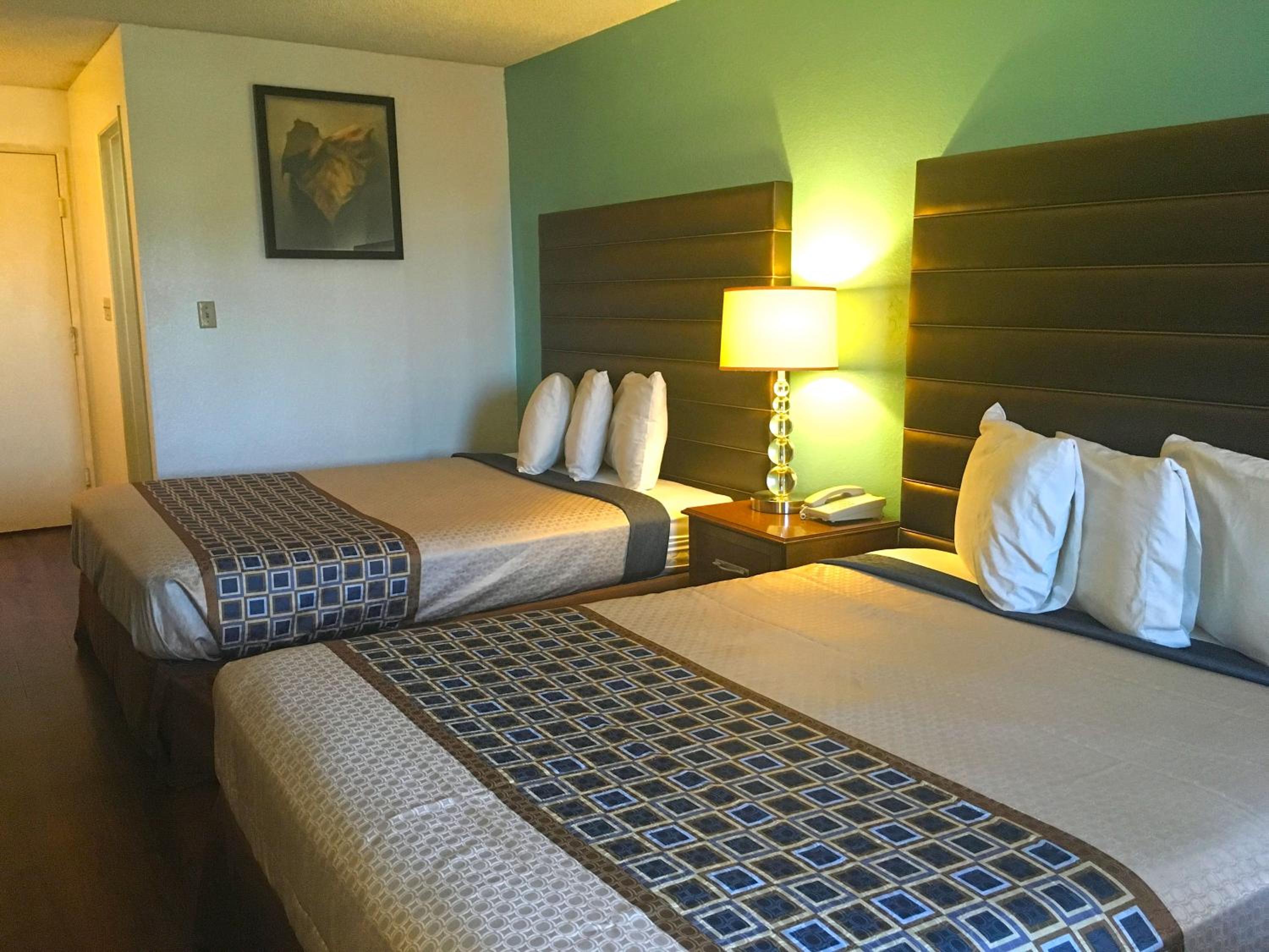 Queen Room with Two Queen Beds photo 2