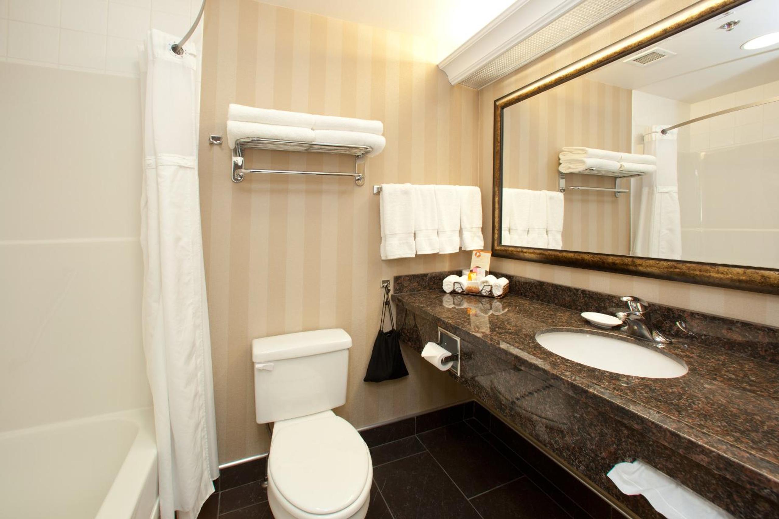 Queen Room with Two Queen Beds with Balcony - Photo 10