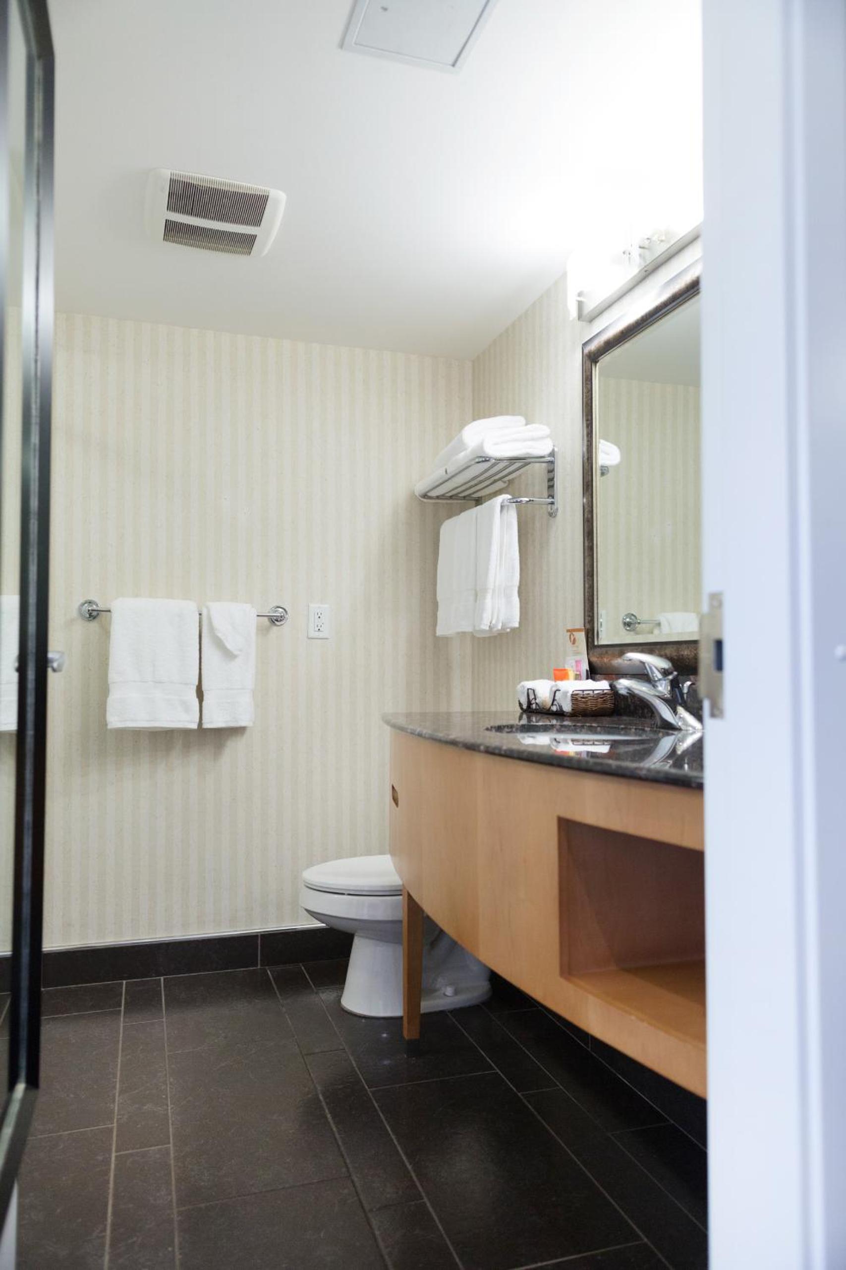 Queen Suite with Balcony - Non-Smoking - Photo 7