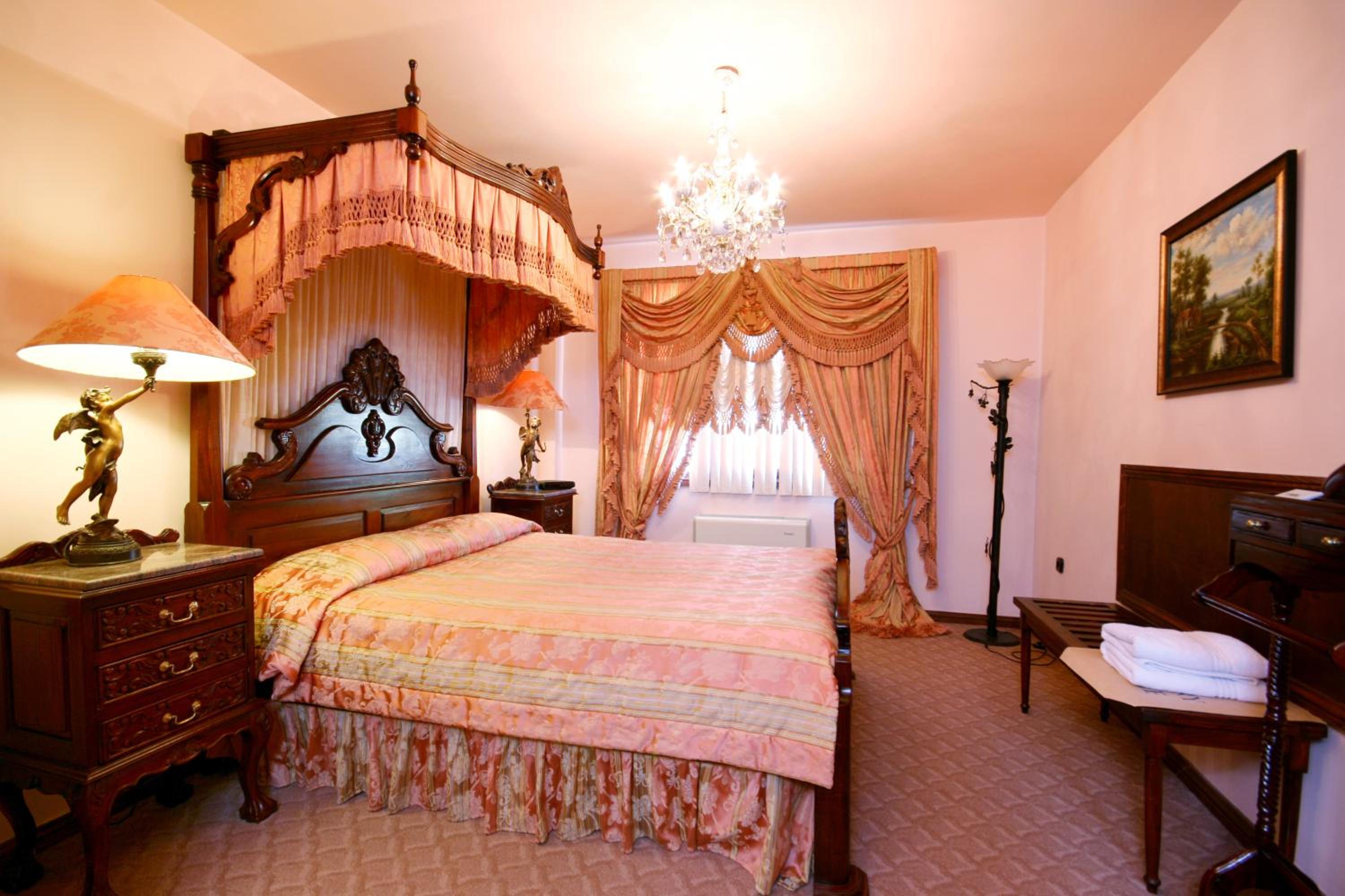 Executive Two-Bedroom Apartment - Free Parking photo 1