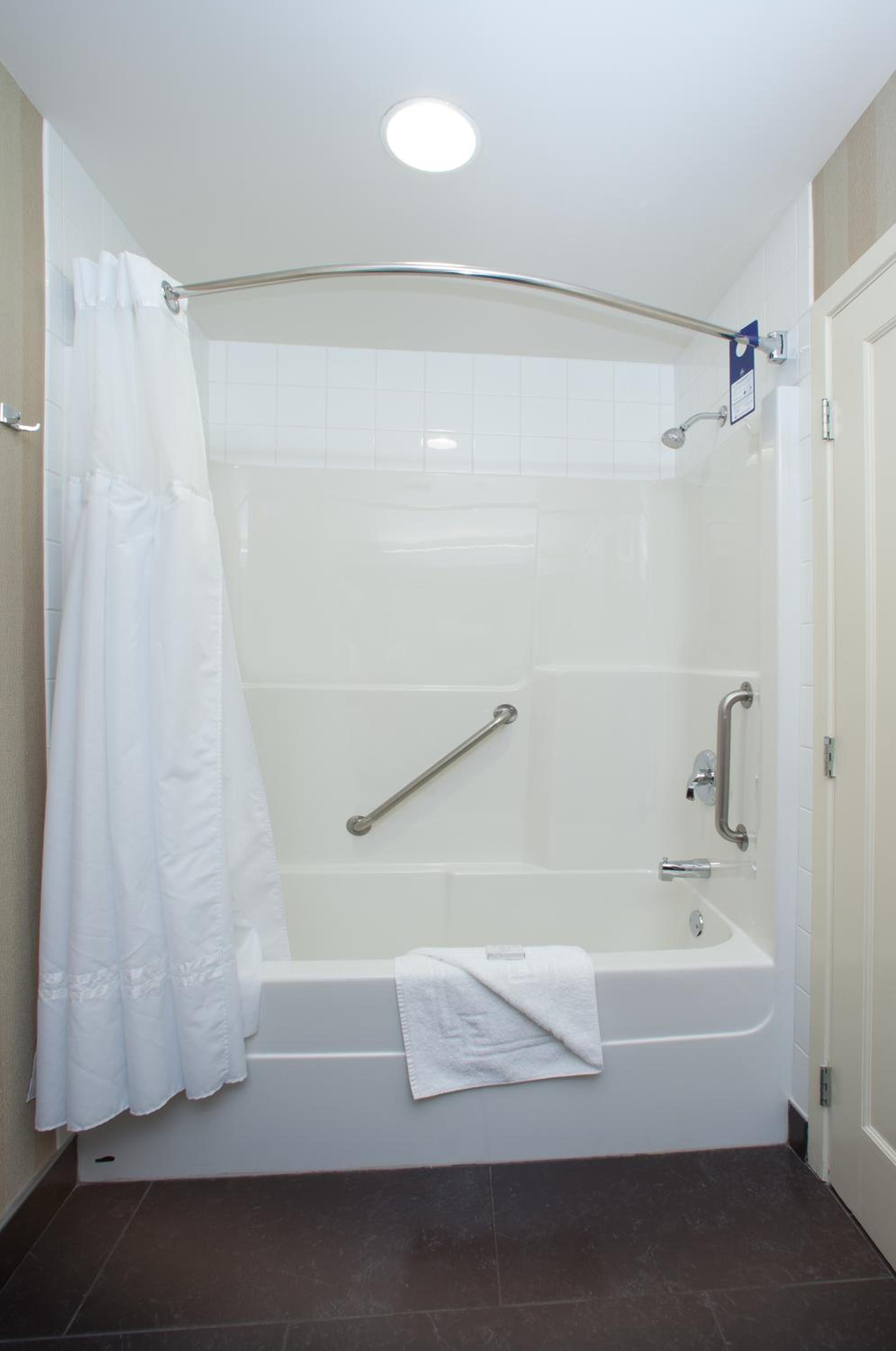 Queen Room with Two Queen Beds with Balcony - Photo 8