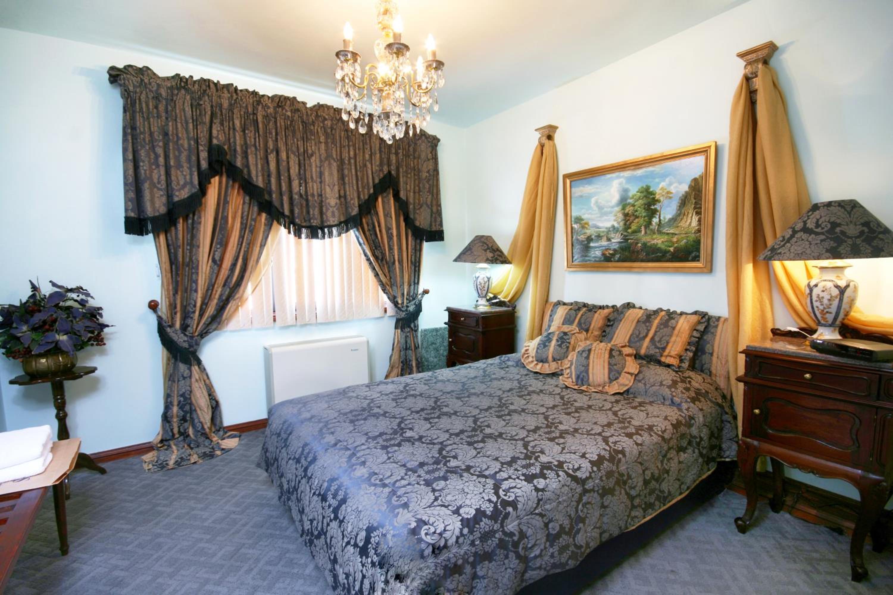 Executive Two-Bedroom Apartment - Free Parking photo 3