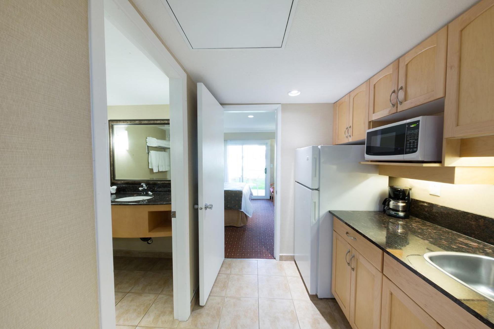 Queen Suite with Balcony - Non-Smoking - Photo 8