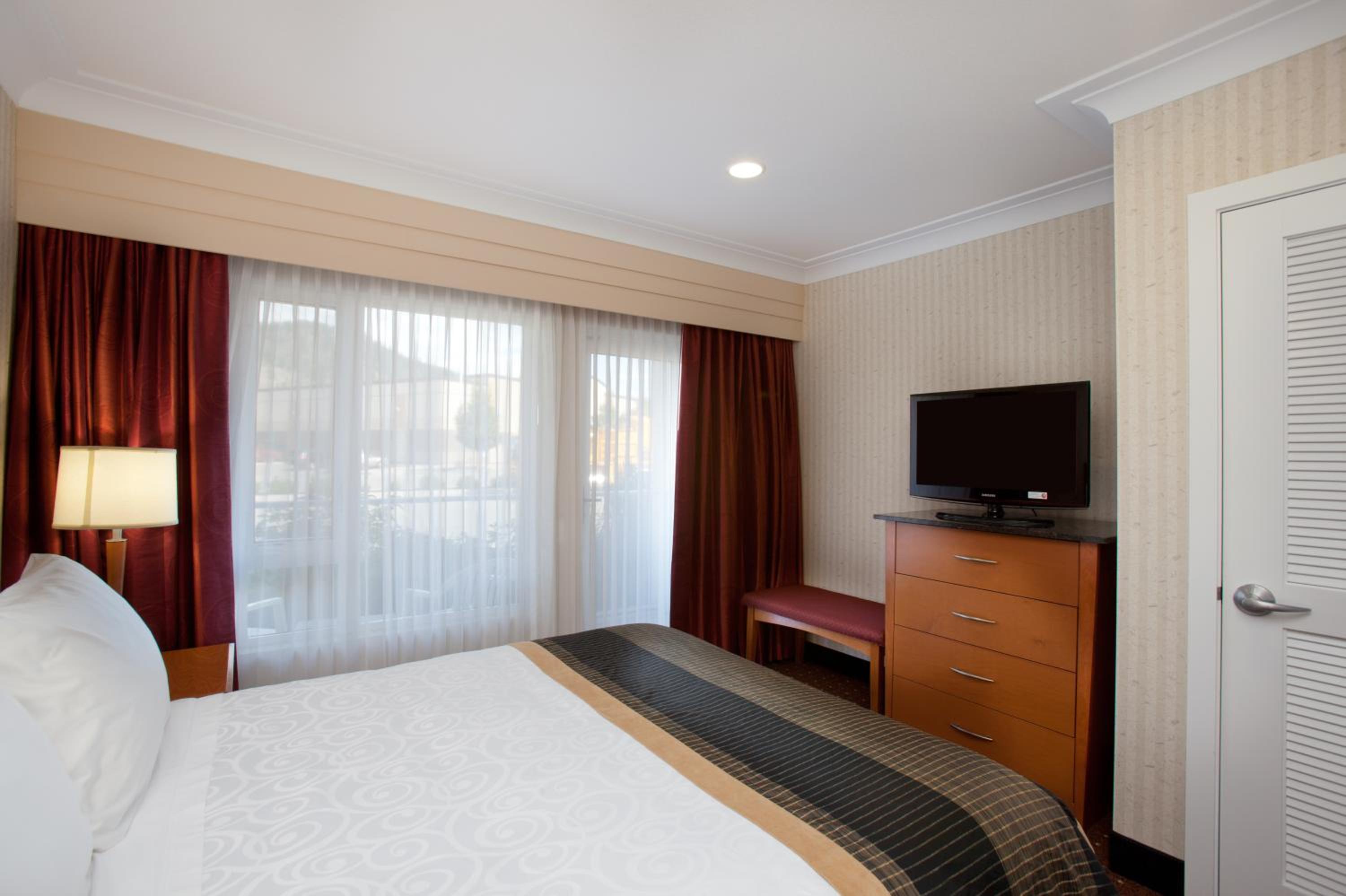 Queen Suite - Non-Smoking - Photo 4