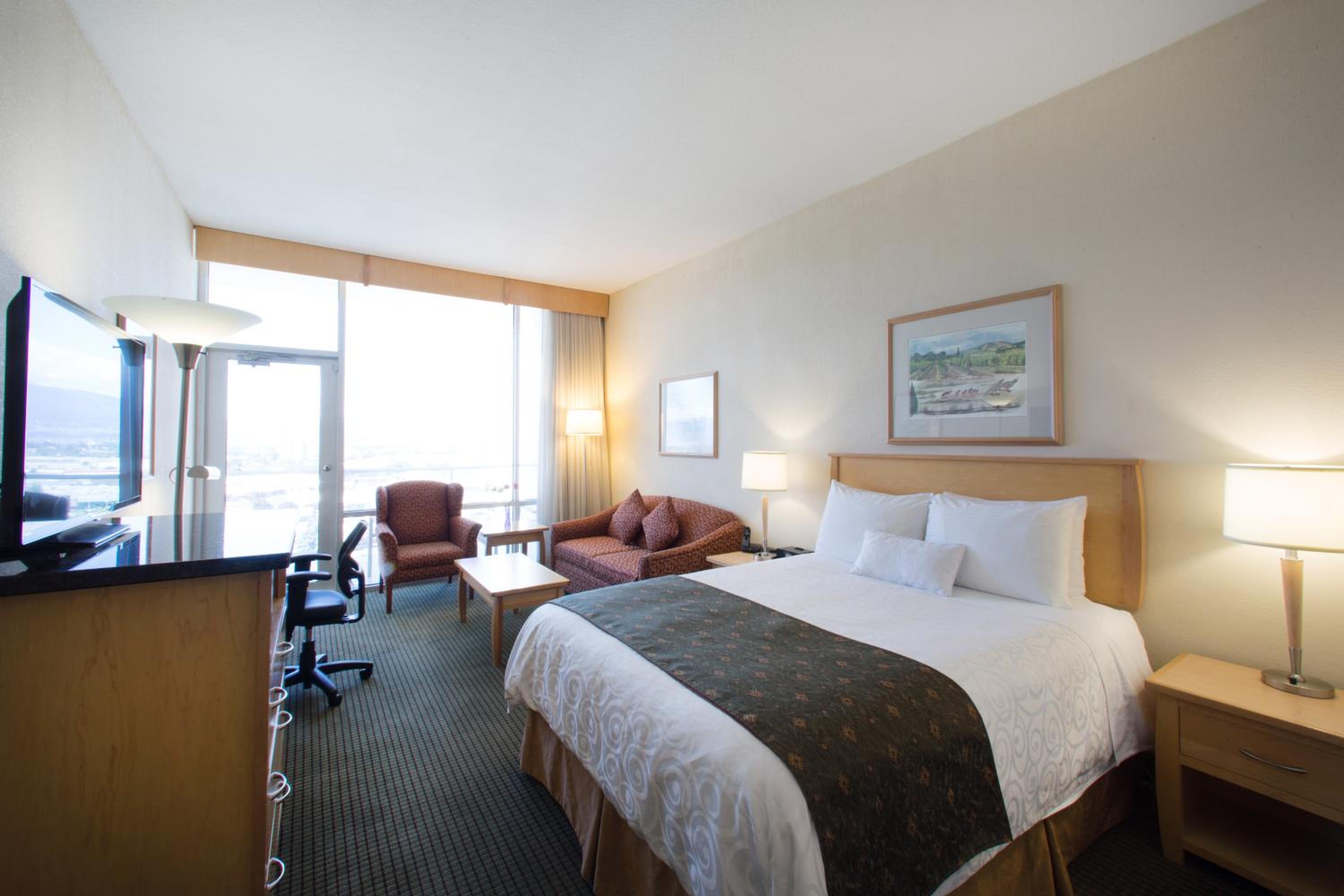 Queen Room with Balcony - Non-Smoking - Photo 4
