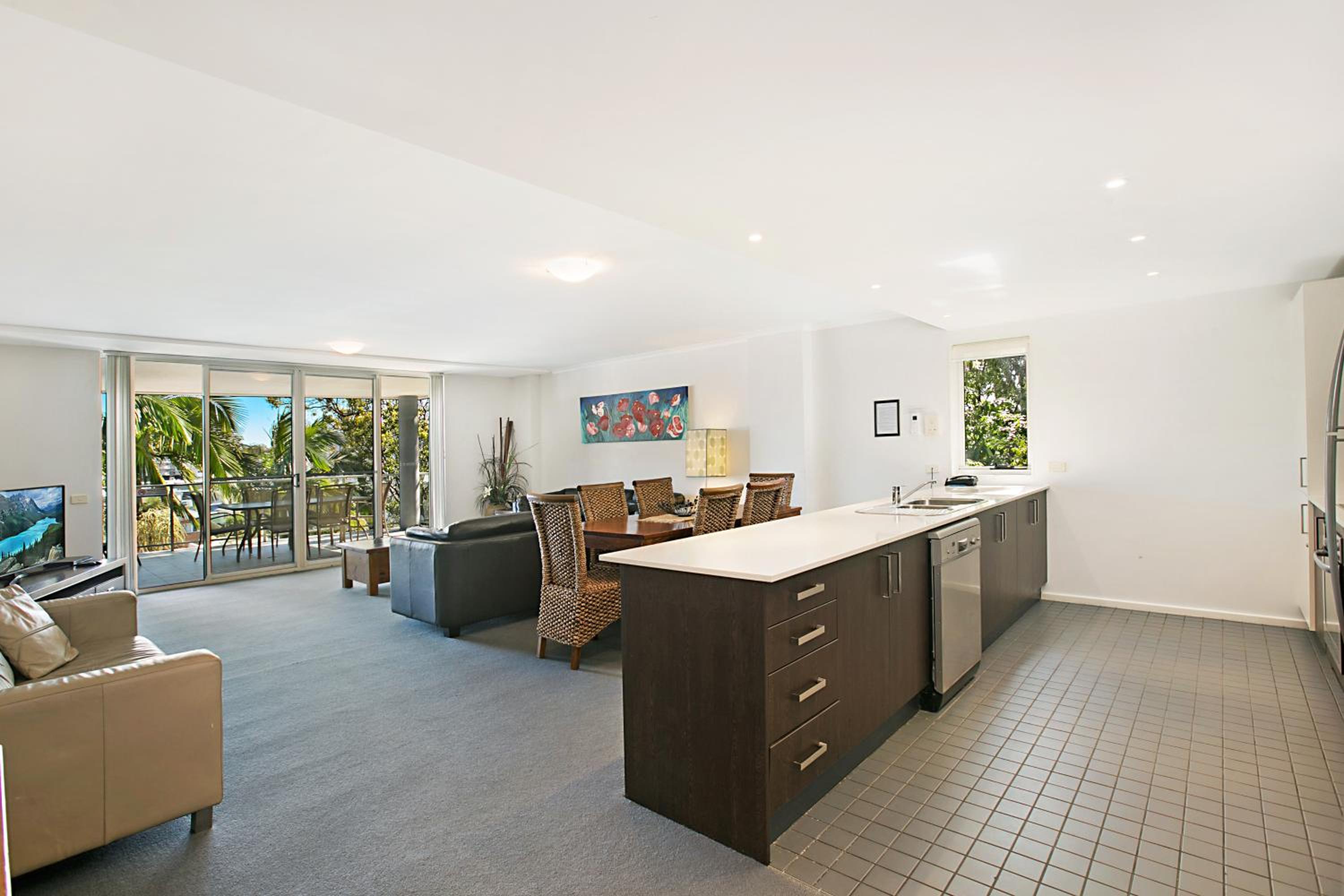 Three-Bedroom Two Bathroom Resort View Apartment - Photo 4