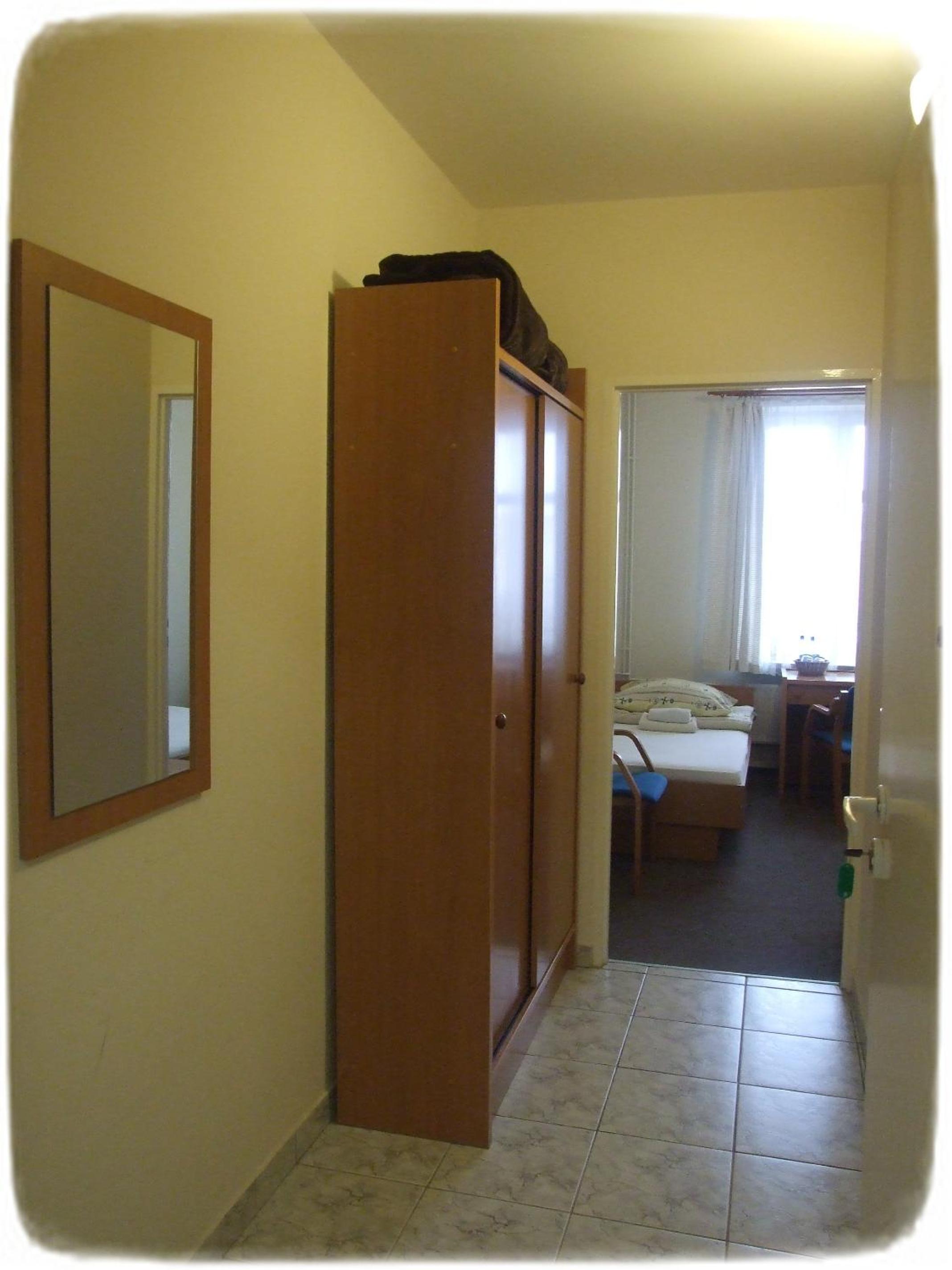 Twin Room - Photo 10