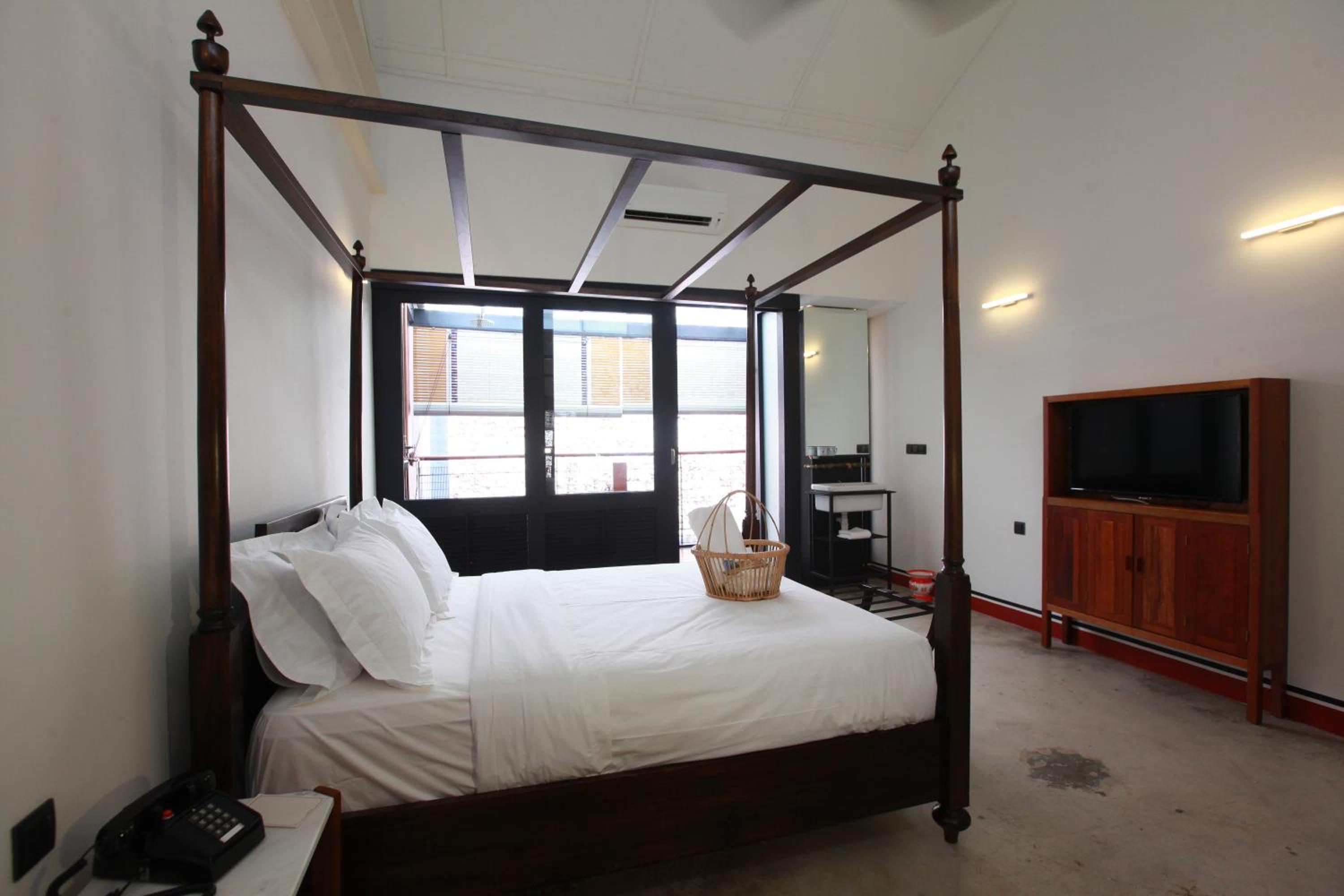 Premier King Room With Courtyard and View of Merdeka 118 photo 3