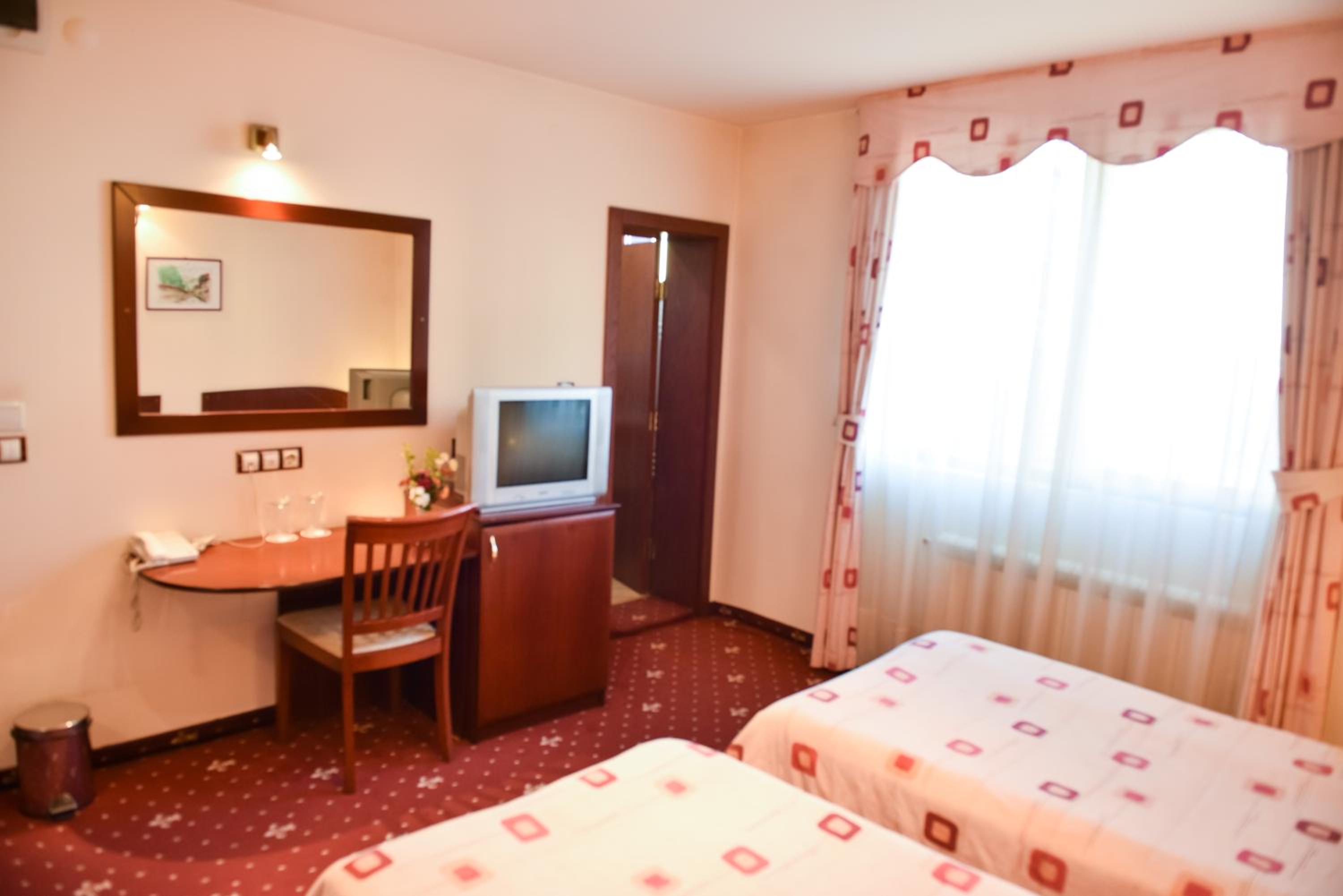 Twin Room - Photo 3