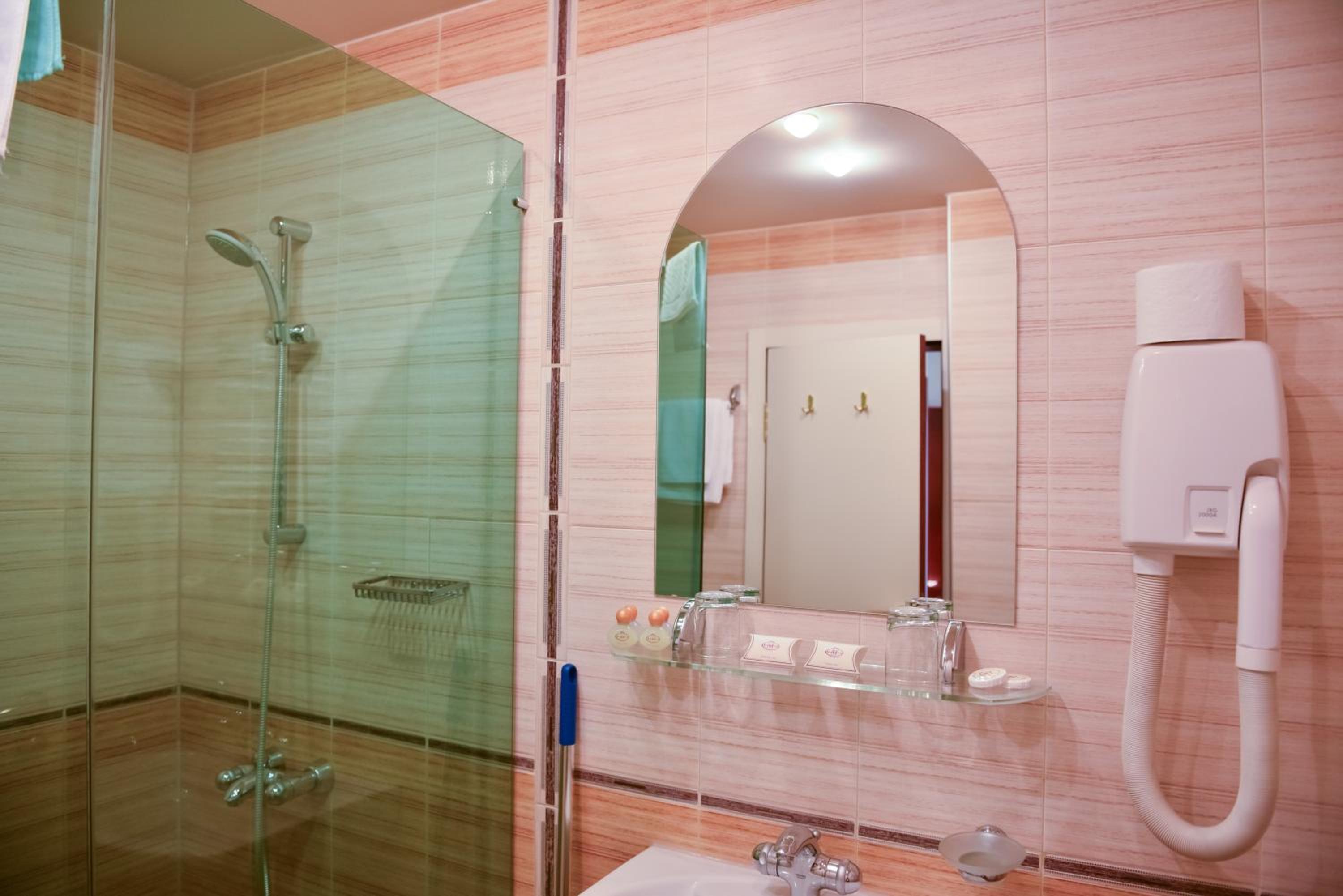 Family Suite (2 Adults + 1 Child) - Photo 6