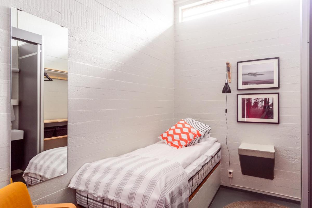 Small Single Room with Shared Shower photo 1