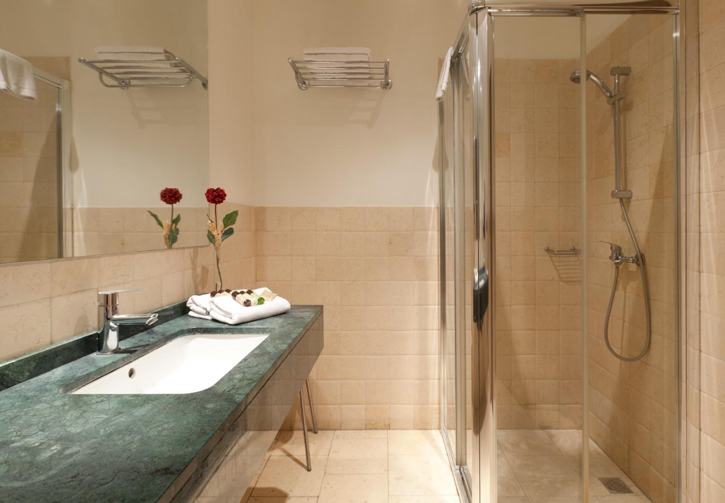 Double or Twin Room - Photo 9
