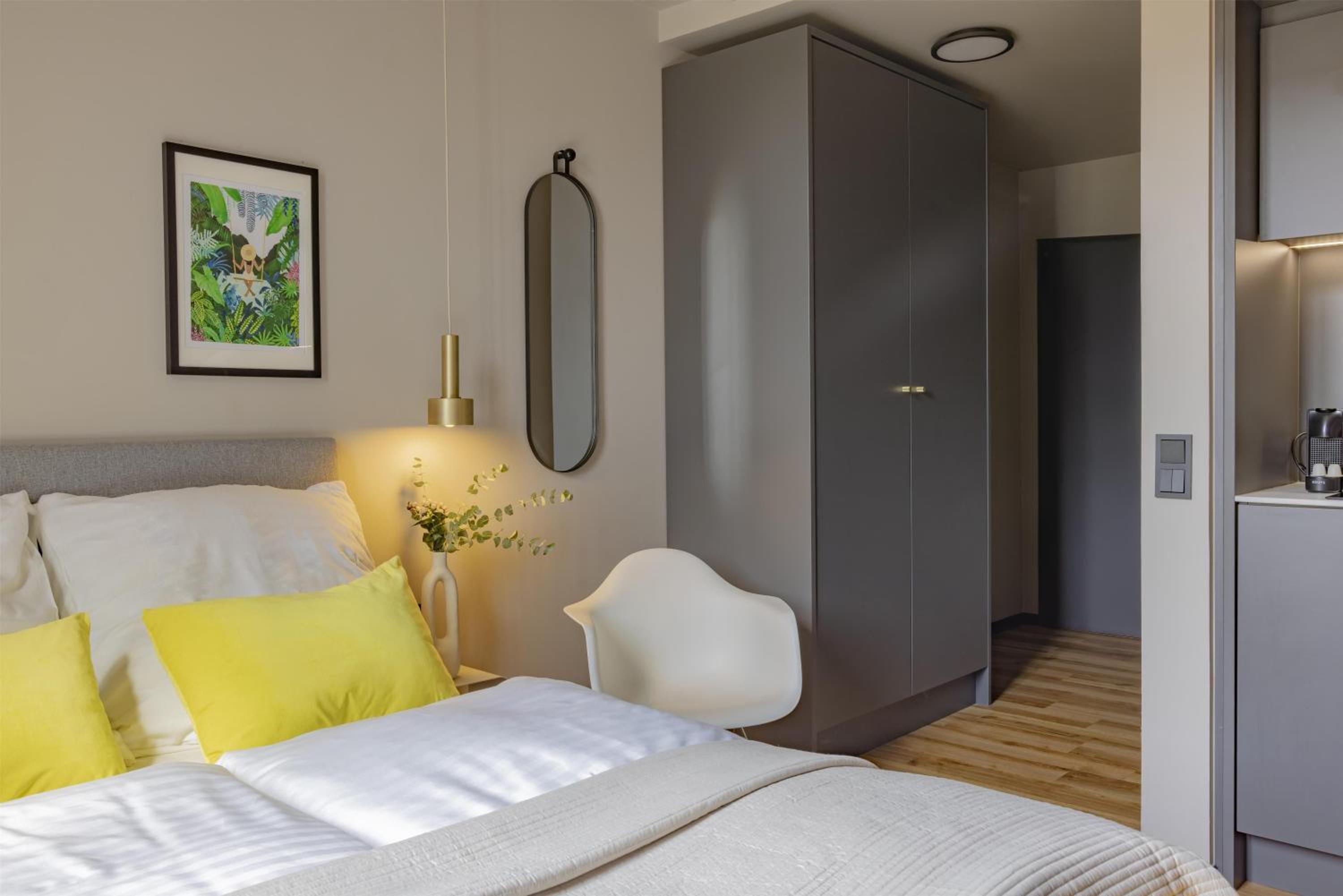 Extra Smart Apartment with One Queen Bed