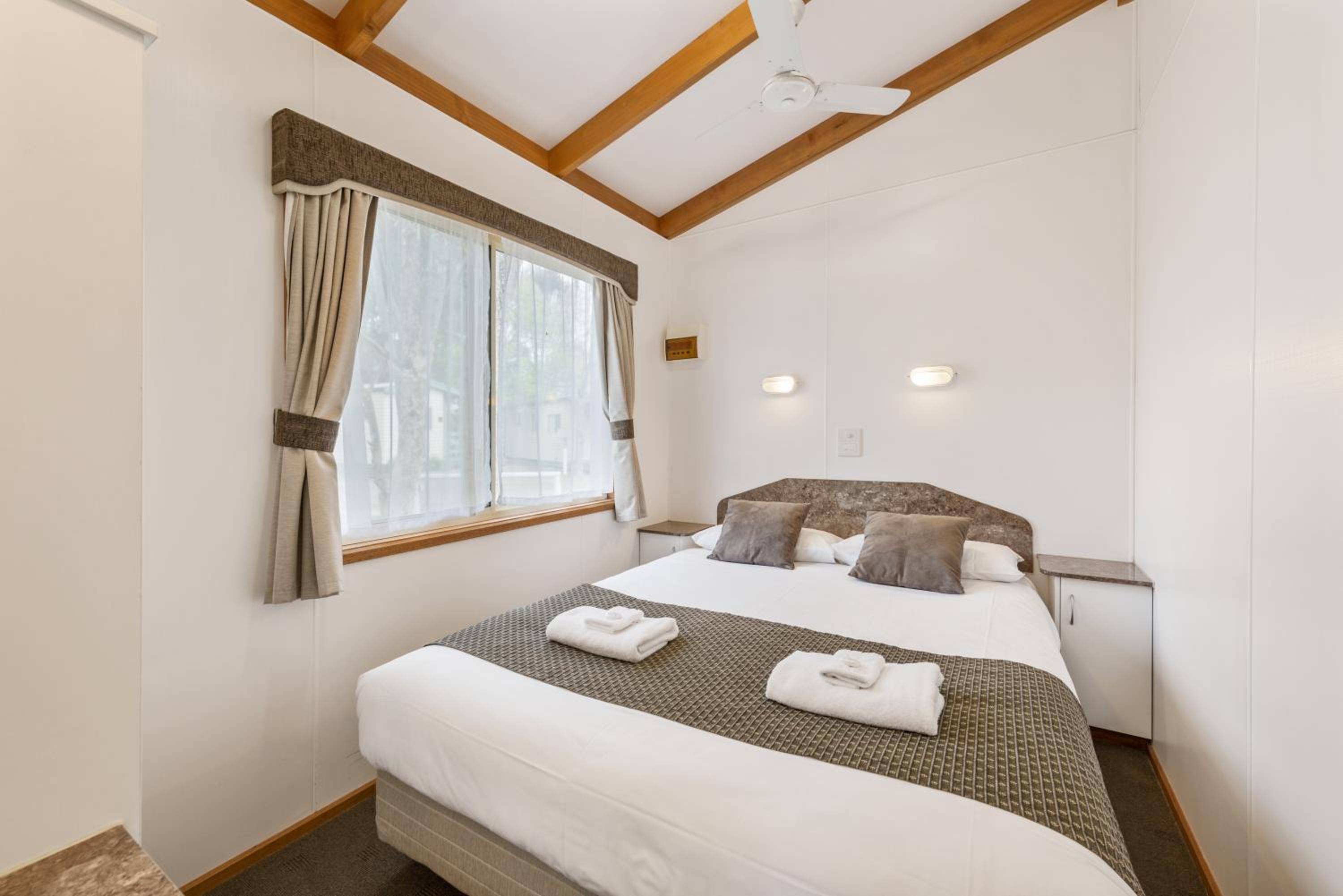Deluxe Two-Bedroom Cabin (Bungalow) photo 3