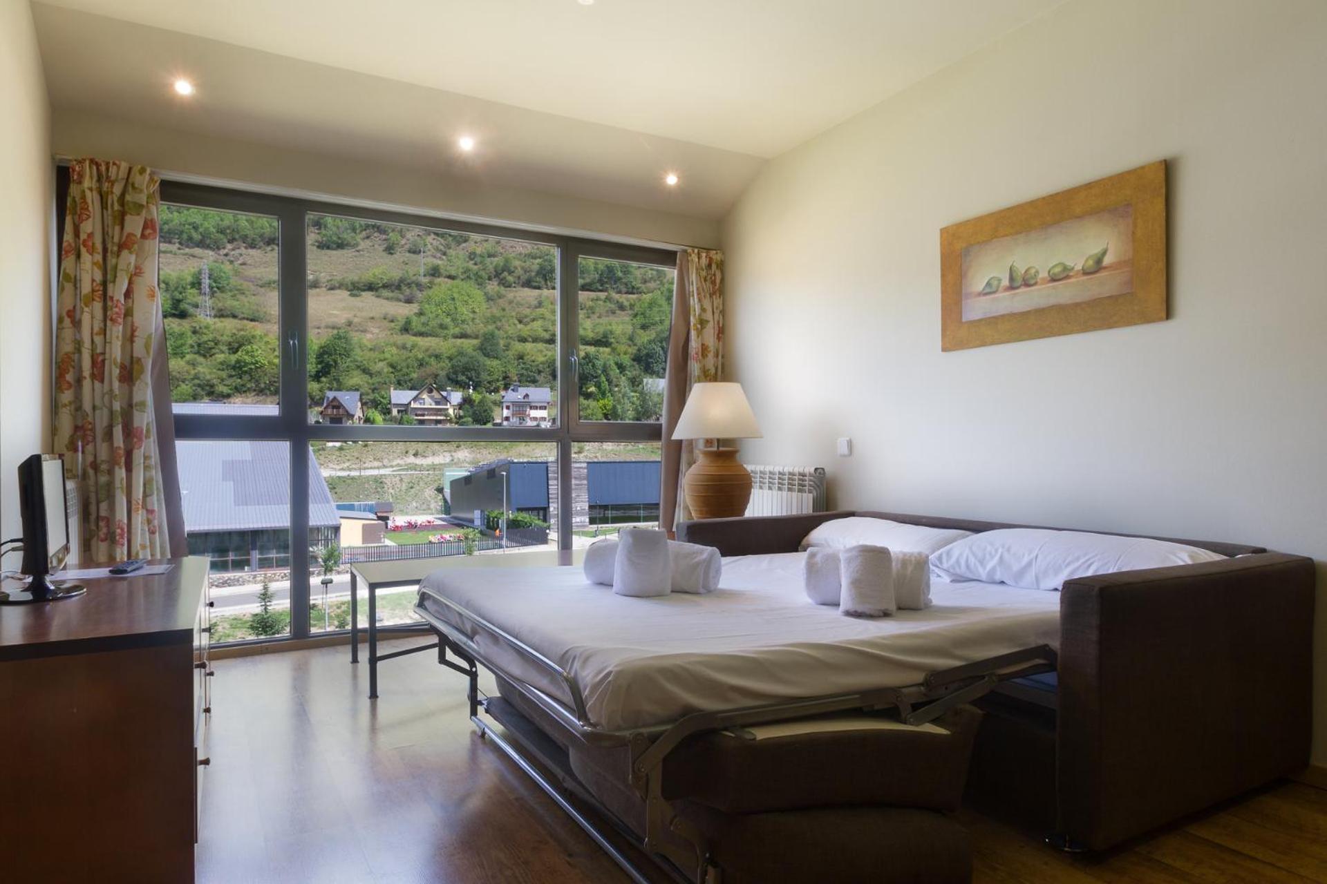 Family Apartment with Mountain View photo 3