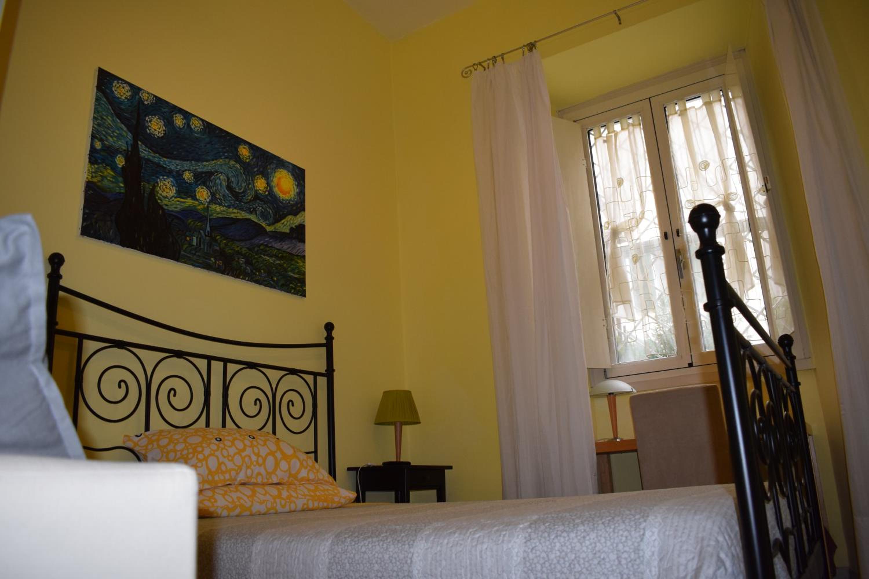 Single Room with Shared Bathroom photo 3