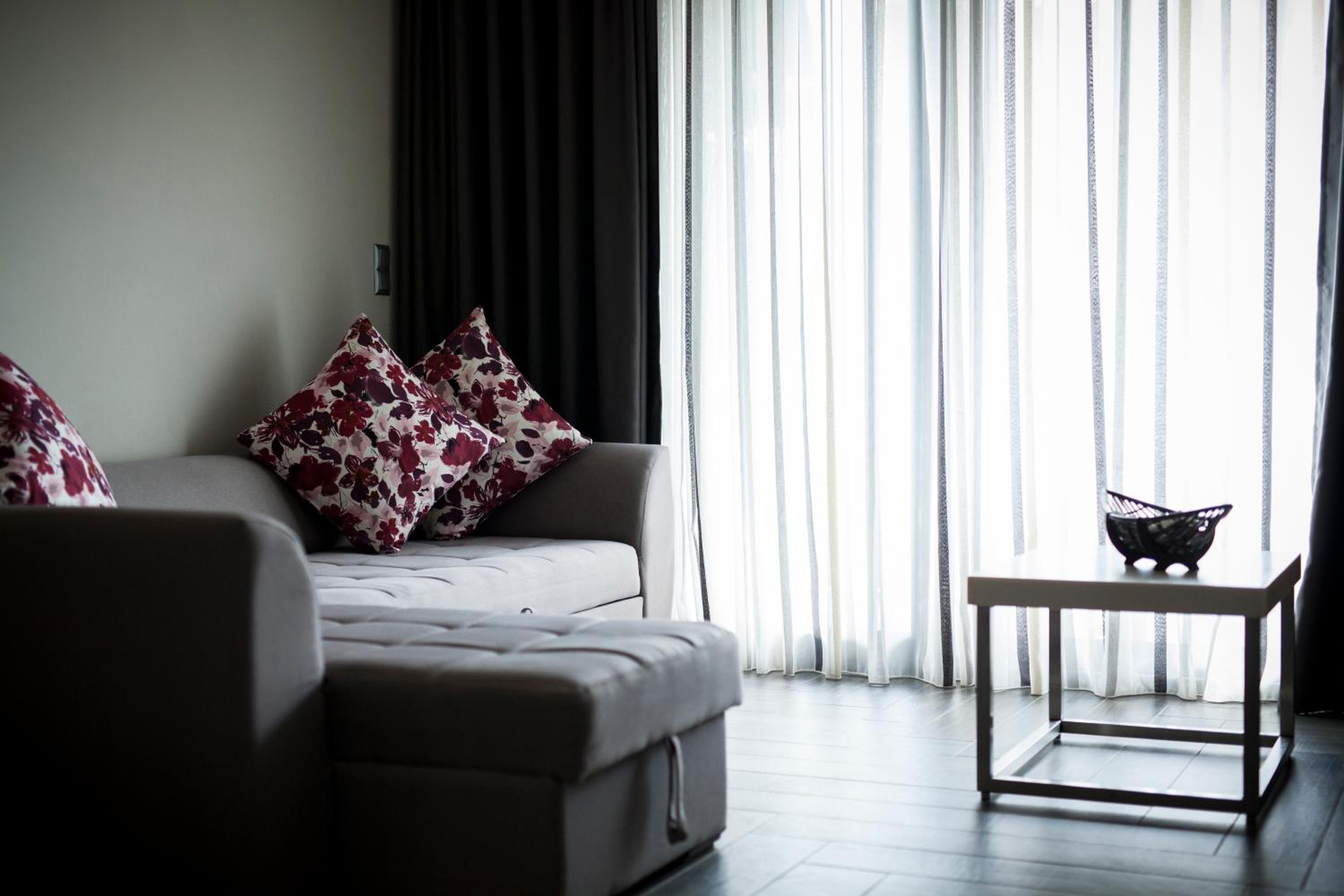 Suite with Garden View - Free Car Parking Spot - Photo 4