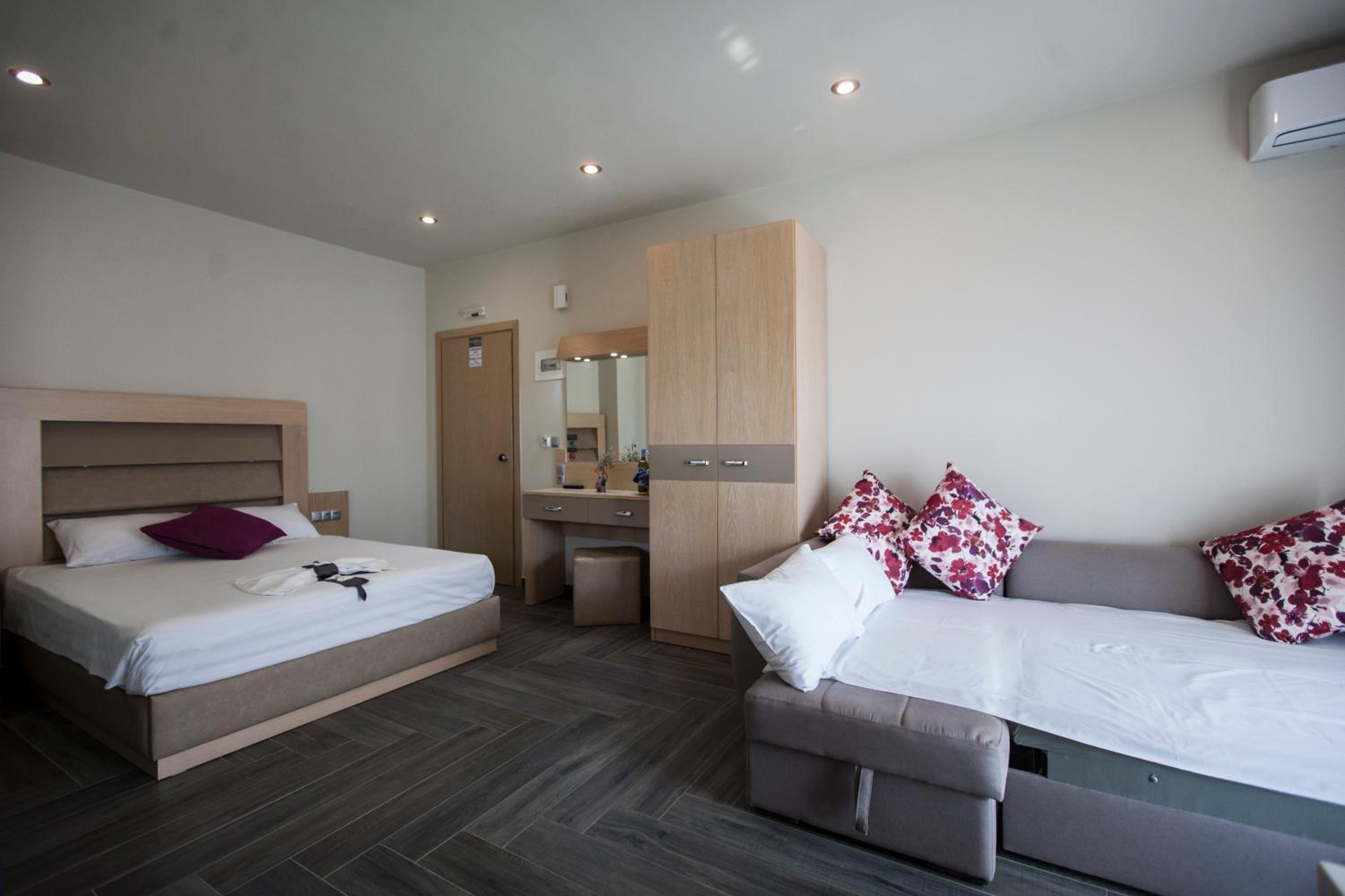 Suite with Garden View - Free Car Parking Spot - Photo 13