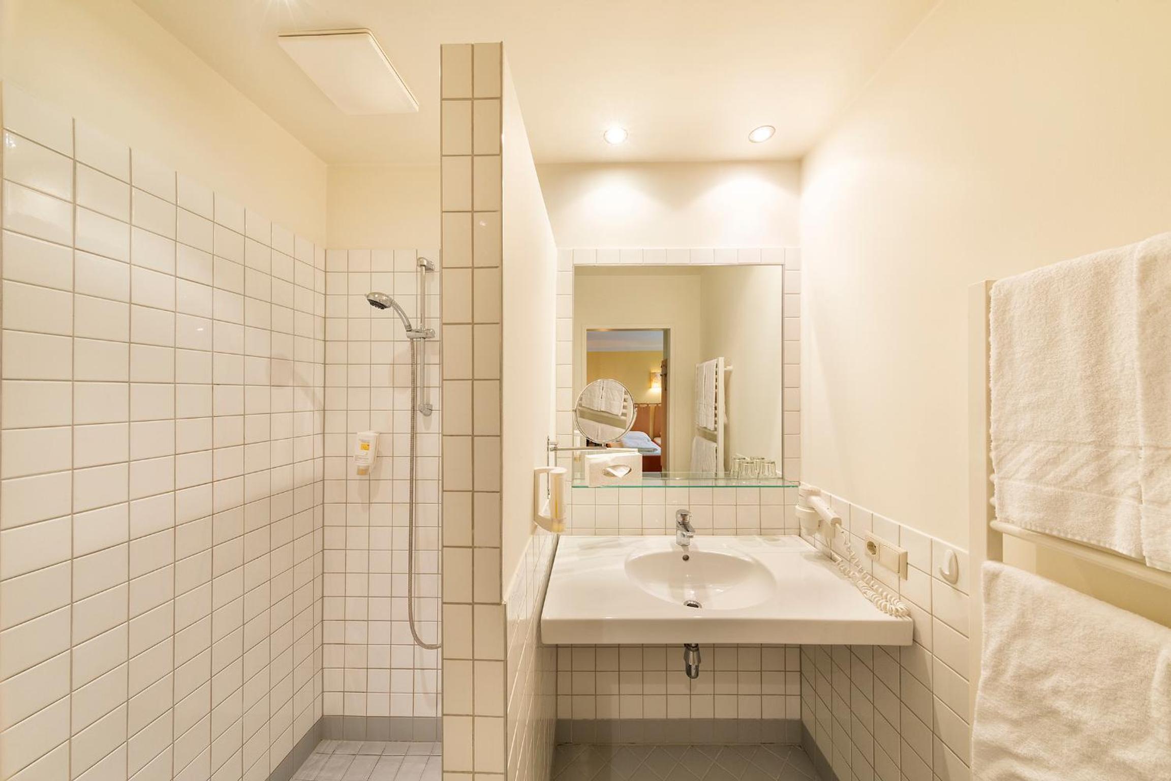 Double Room with Balcony - Photo 9