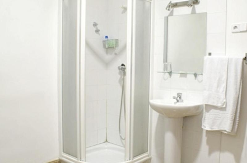 Double or Twin Room - Photo 4