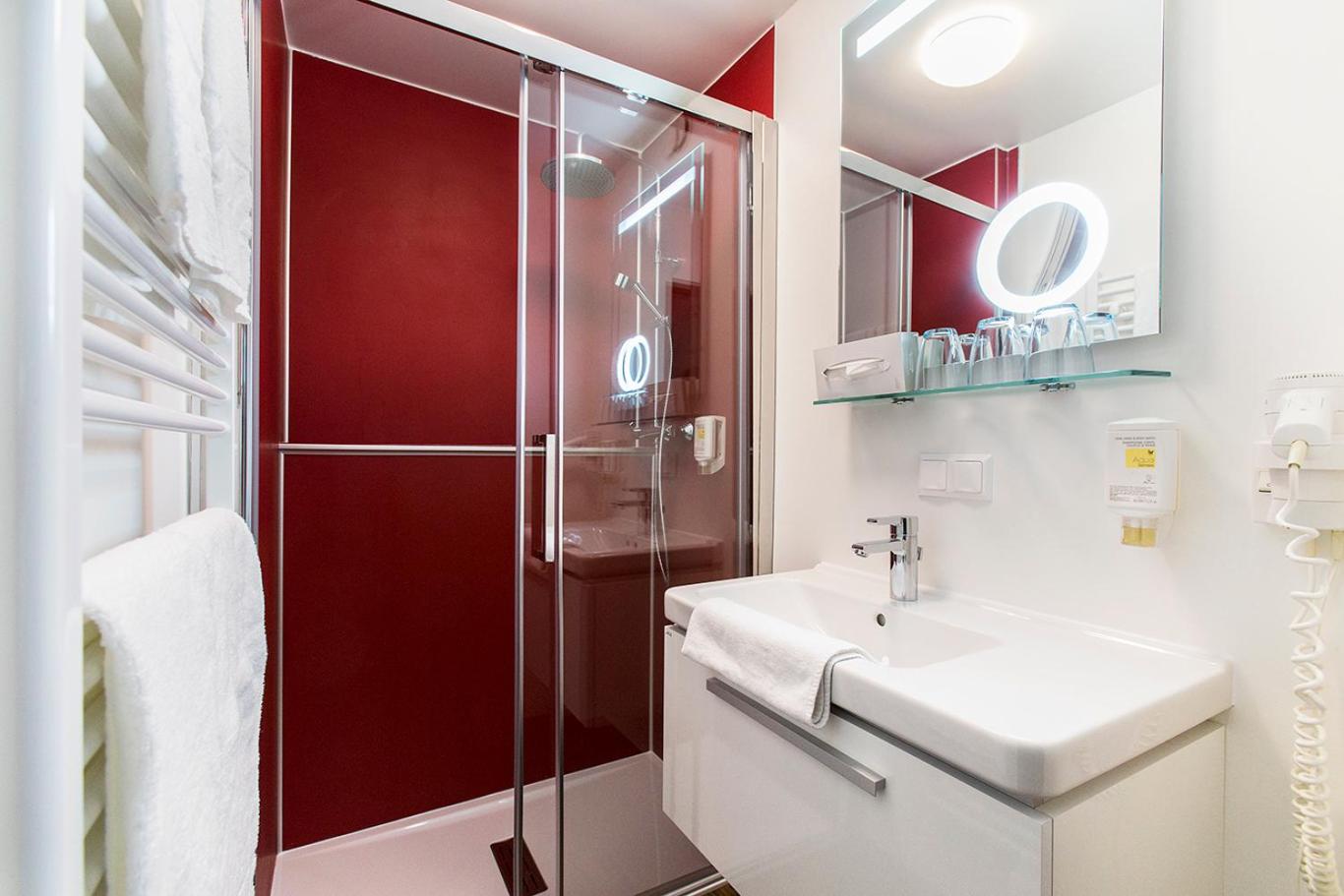 Double Room with Balcony - Photo 10
