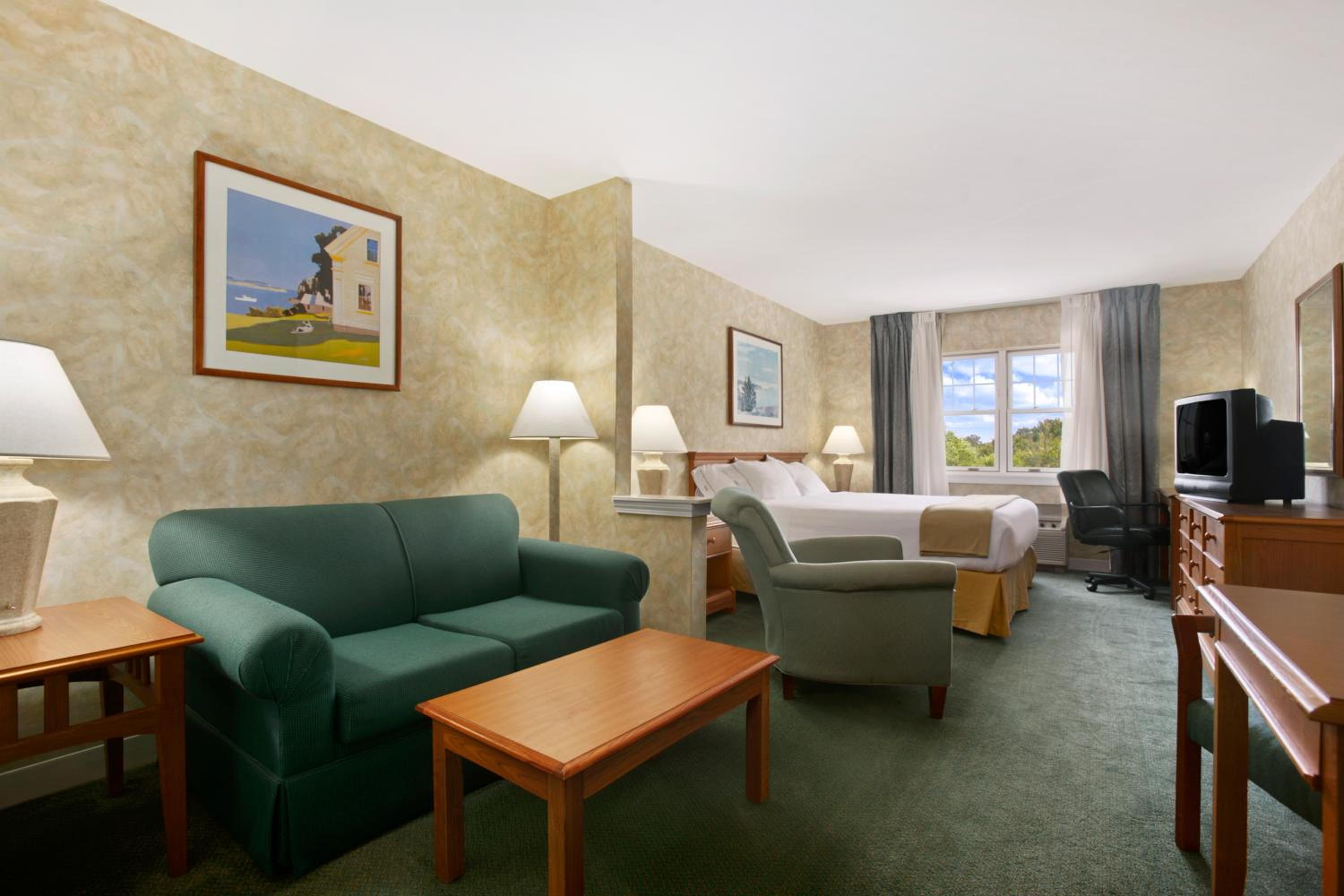 King Studio Suite - Non-Smoking - Photo 3