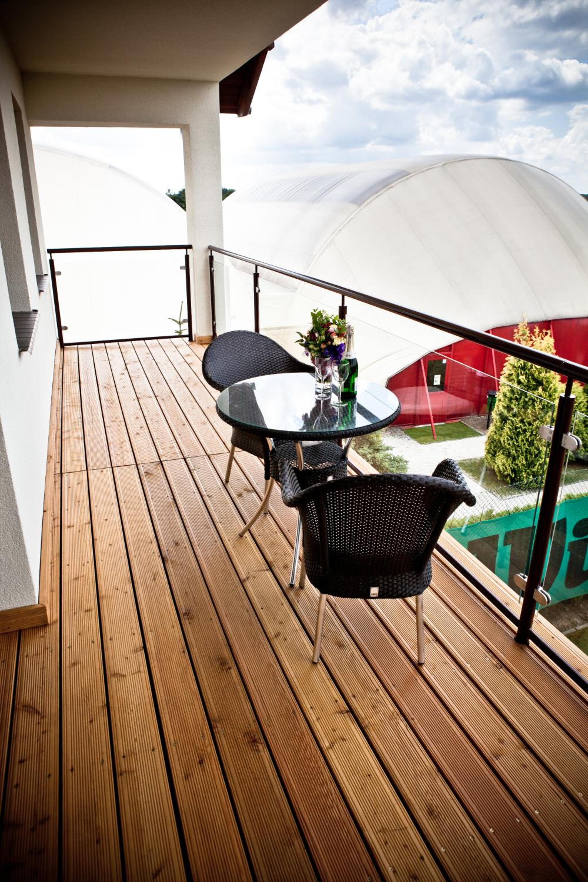 Apartment with Balcony - Photo 4