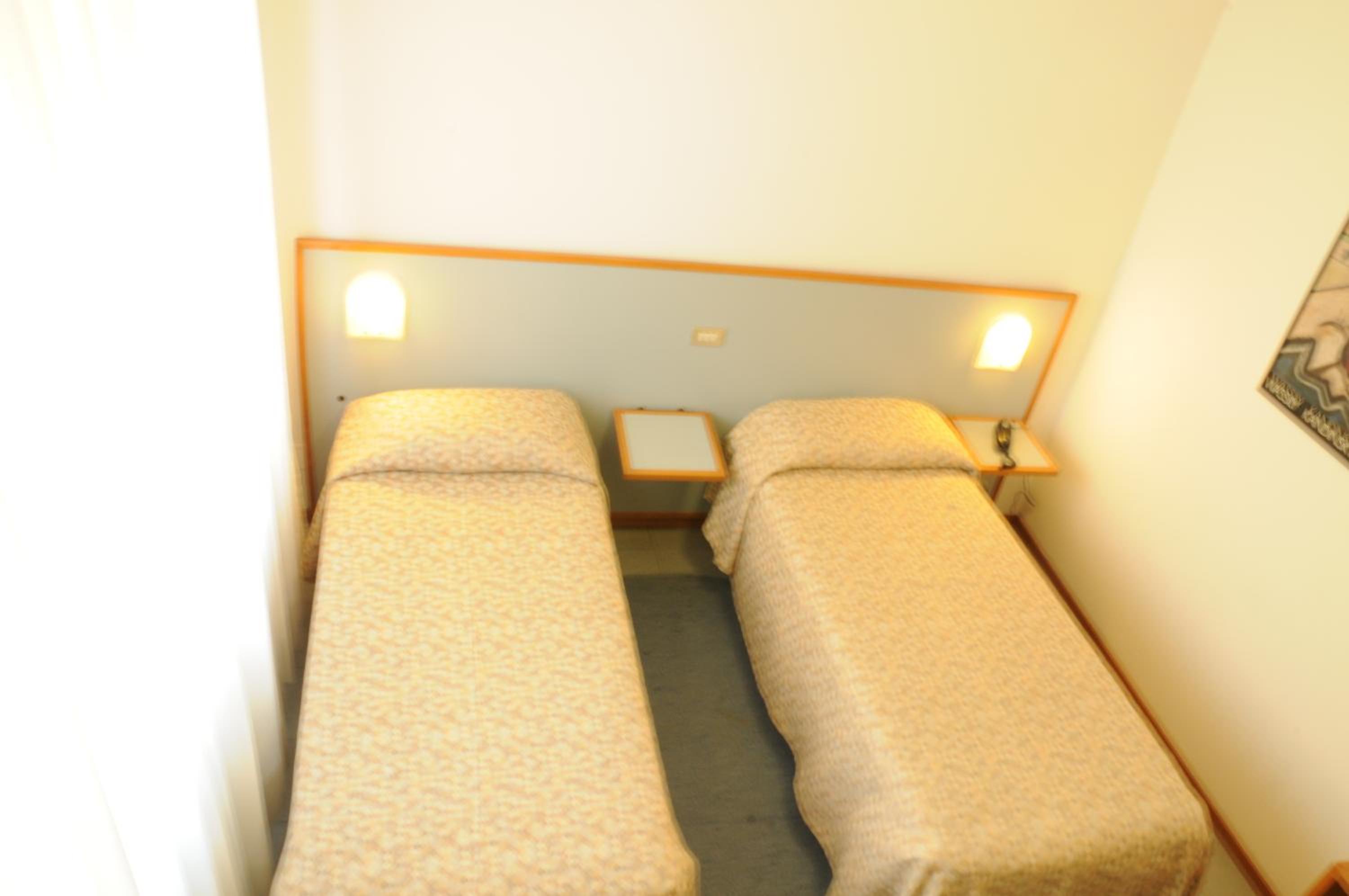 Twin Room - Photo 11