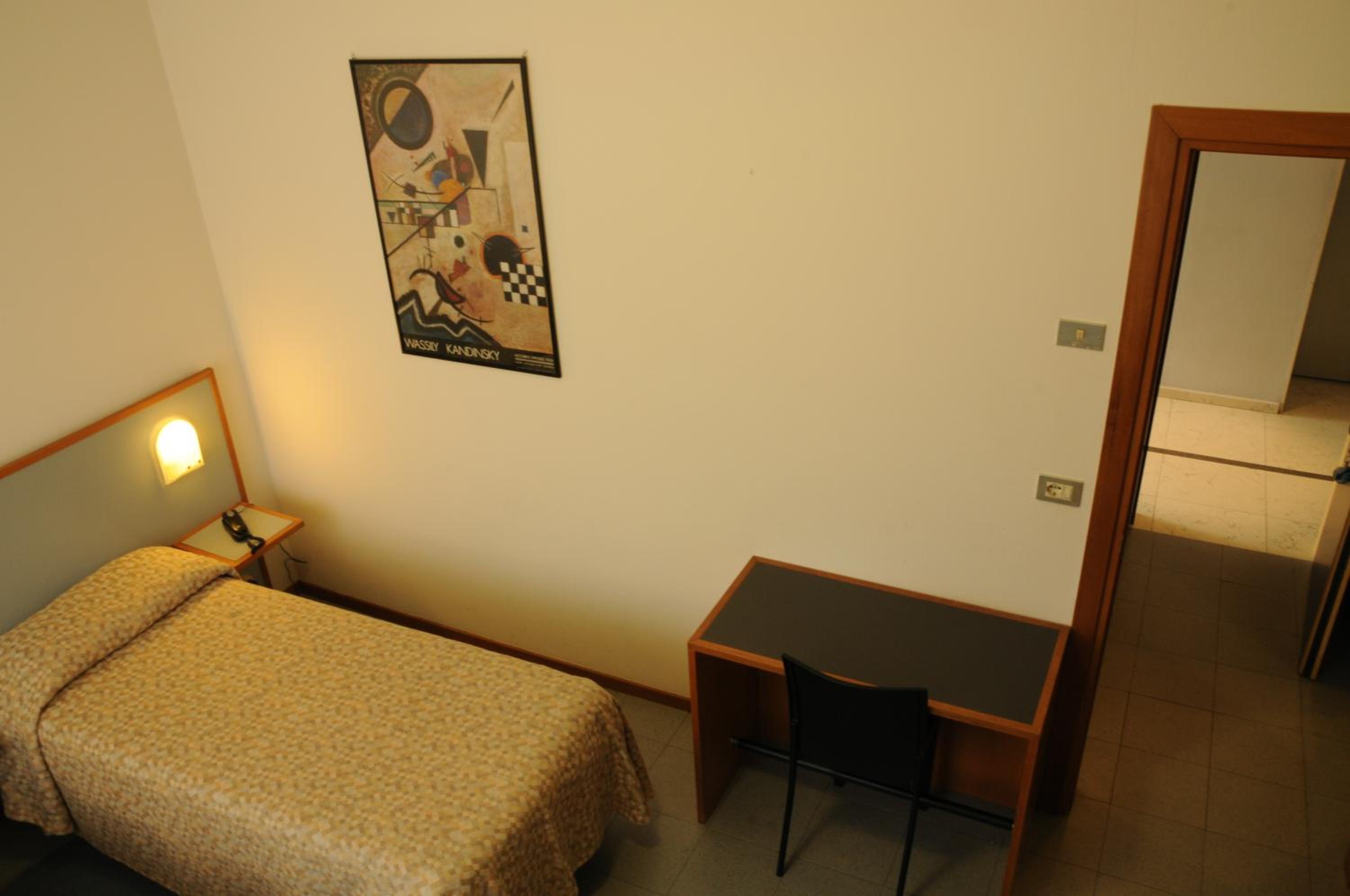 Twin Room - Photo 12