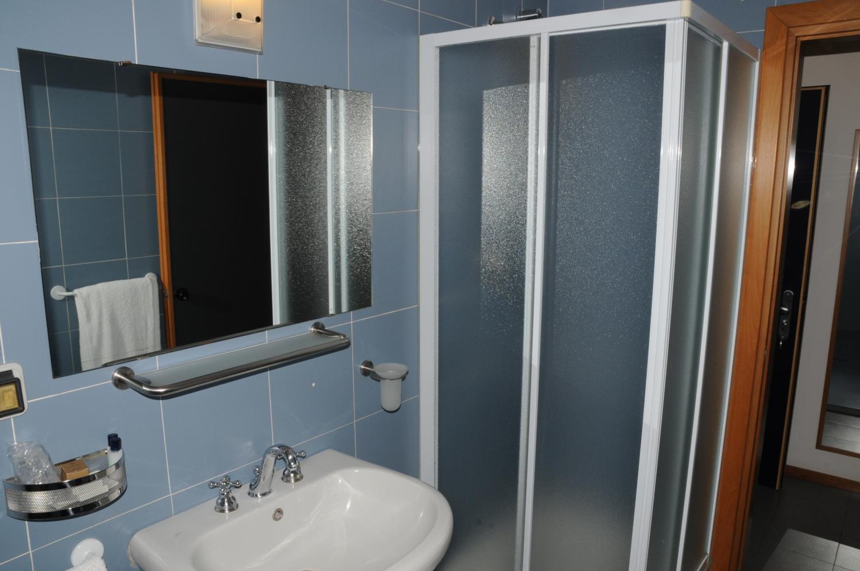 Twin Room - Photo 10