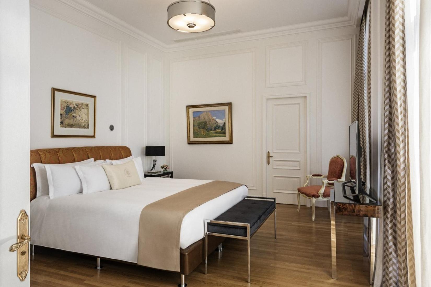 King Suite with Balcony thumbnail 5