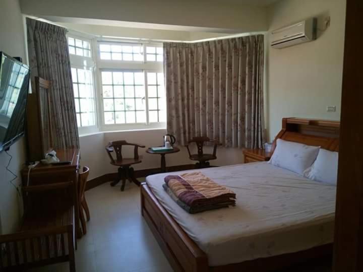 Queen Room photo 1