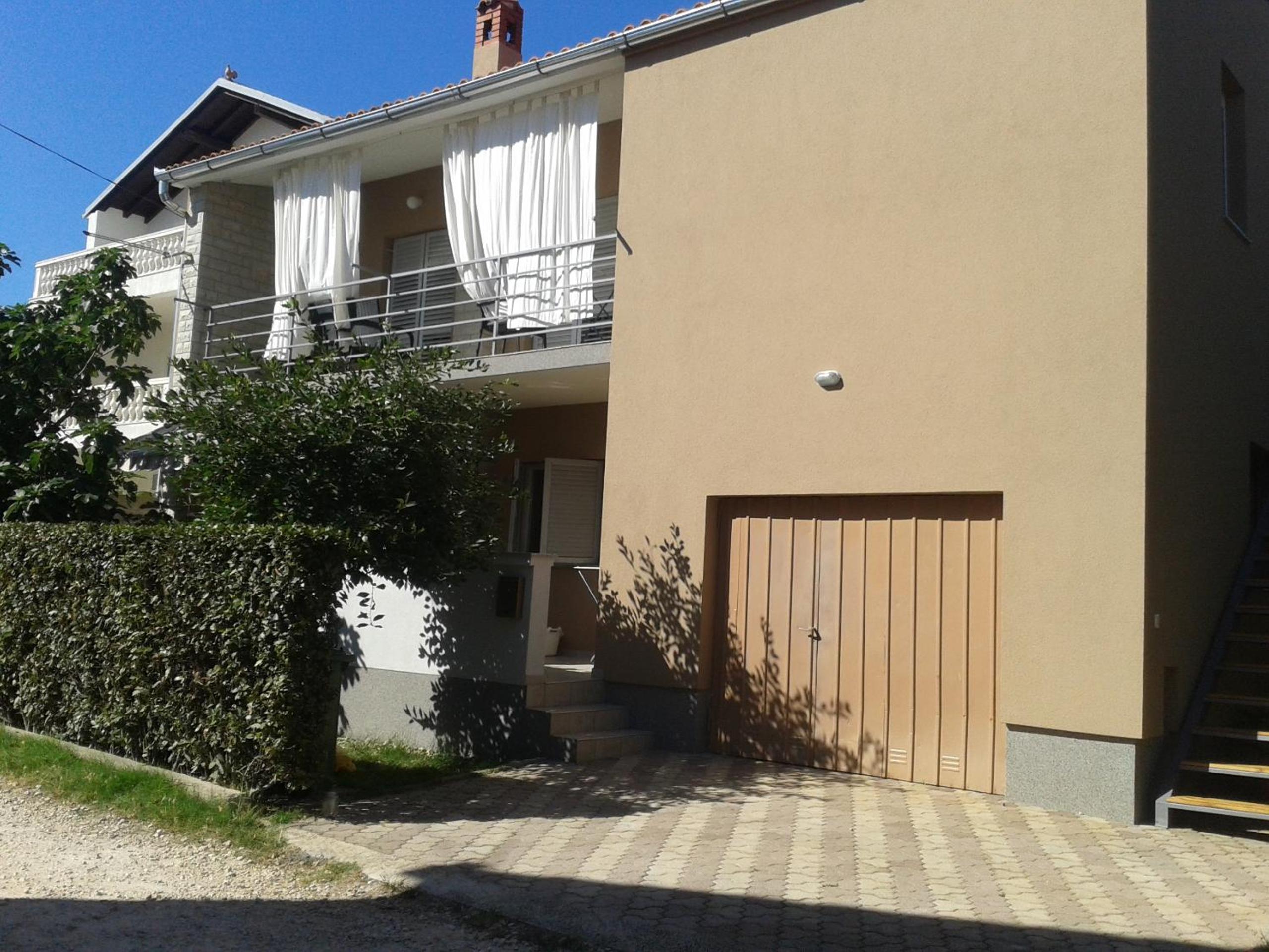 Apartment with Balcony - Photo 2