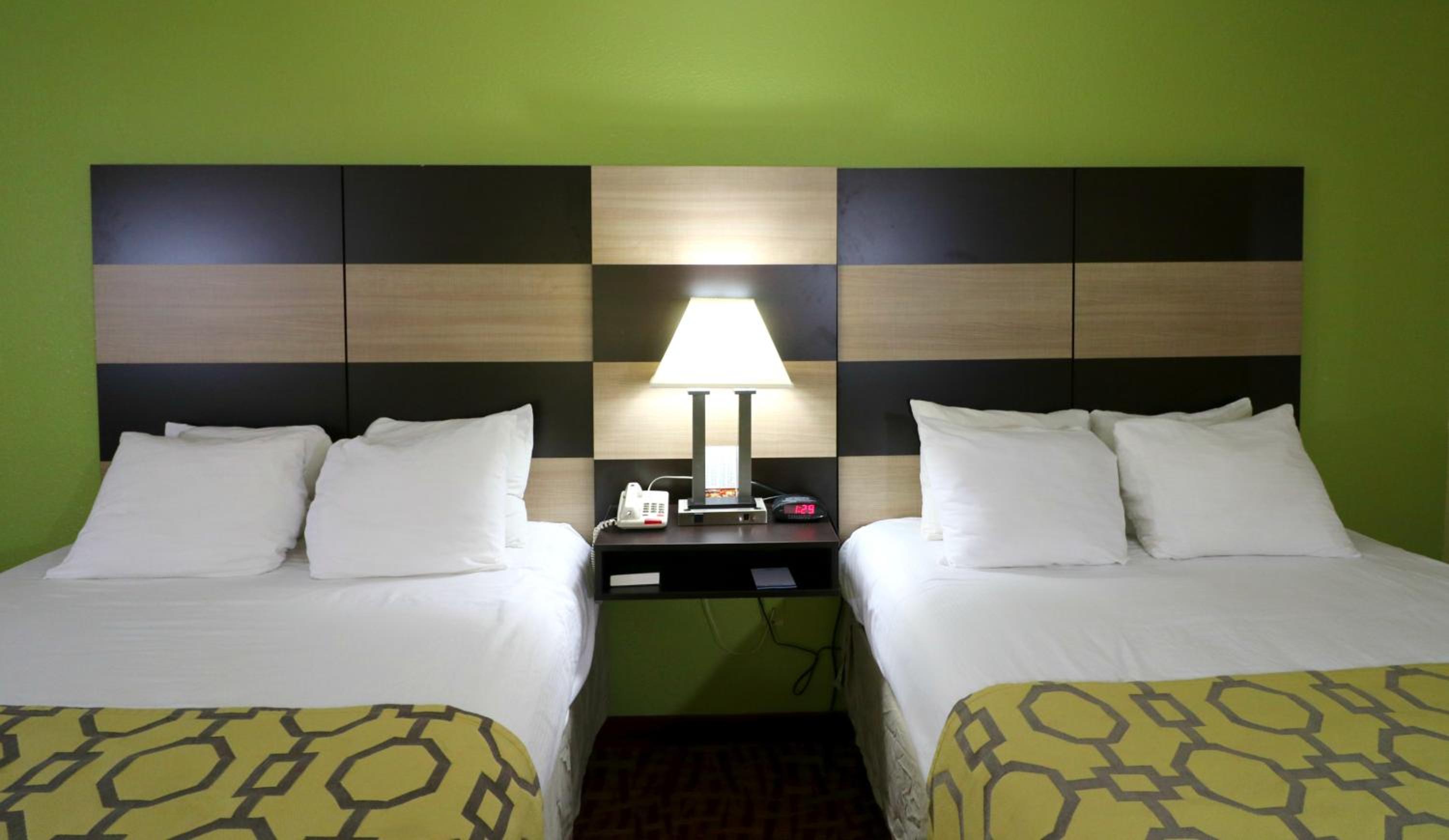 Queen Room with Two Queen Beds - Non-Smoking - Photo 6