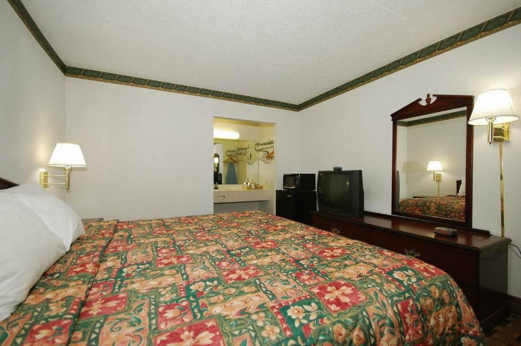 King Room - Non-Smoking - Photo 4