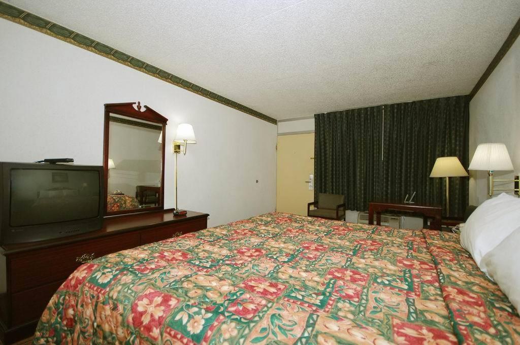 Queen Room - Non-Smoking - Photo 2