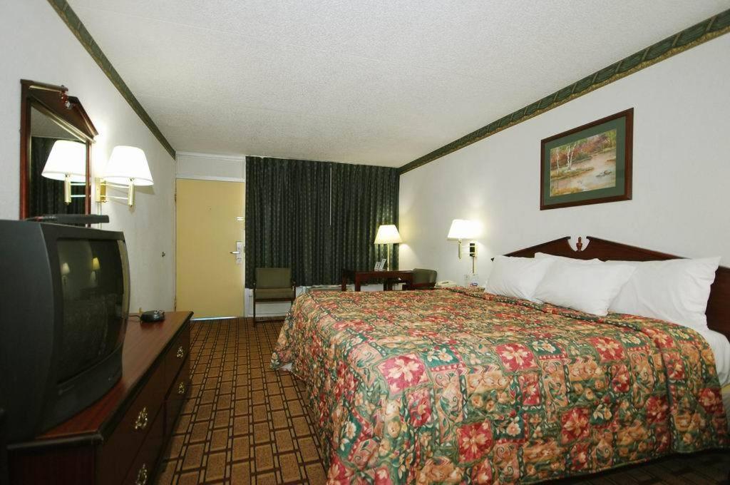 King Room - Non-Smoking - Photo 1