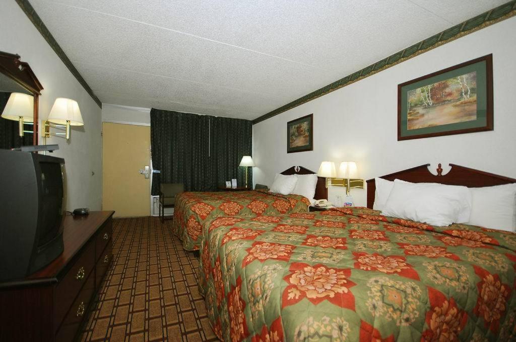 Queen Room with Two Queen Beds - Non-Smoking - Photo 4