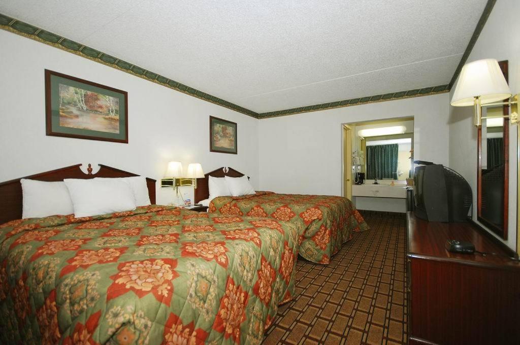 Queen Room with Two Queen Beds - Non-Smoking - Photo 3