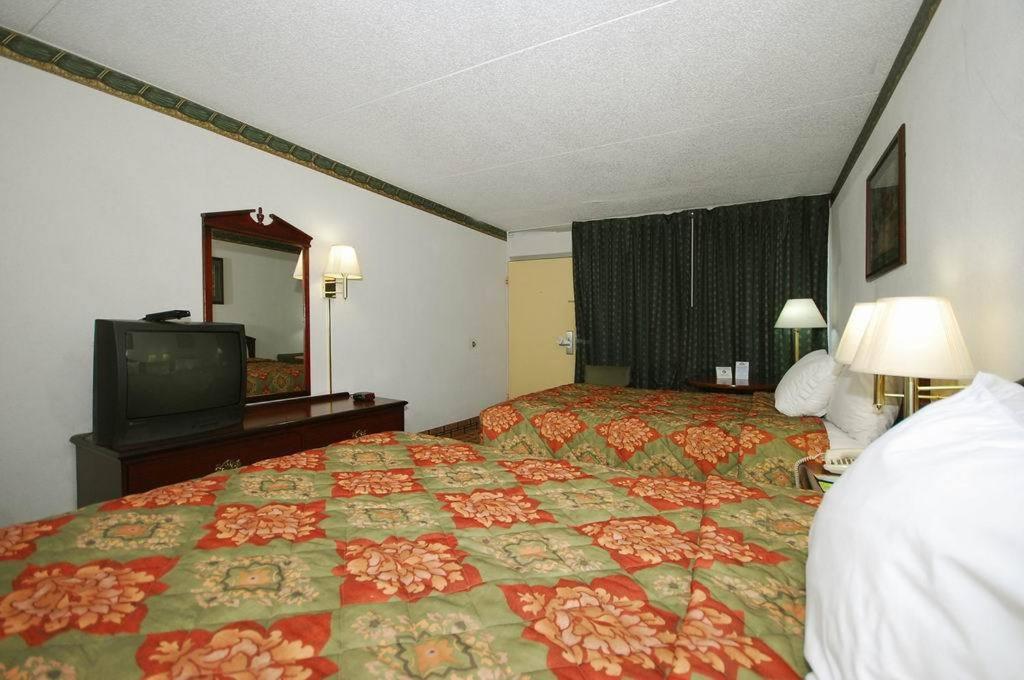 Queen Room with Two Queen Beds - Non-Smoking - Photo 2