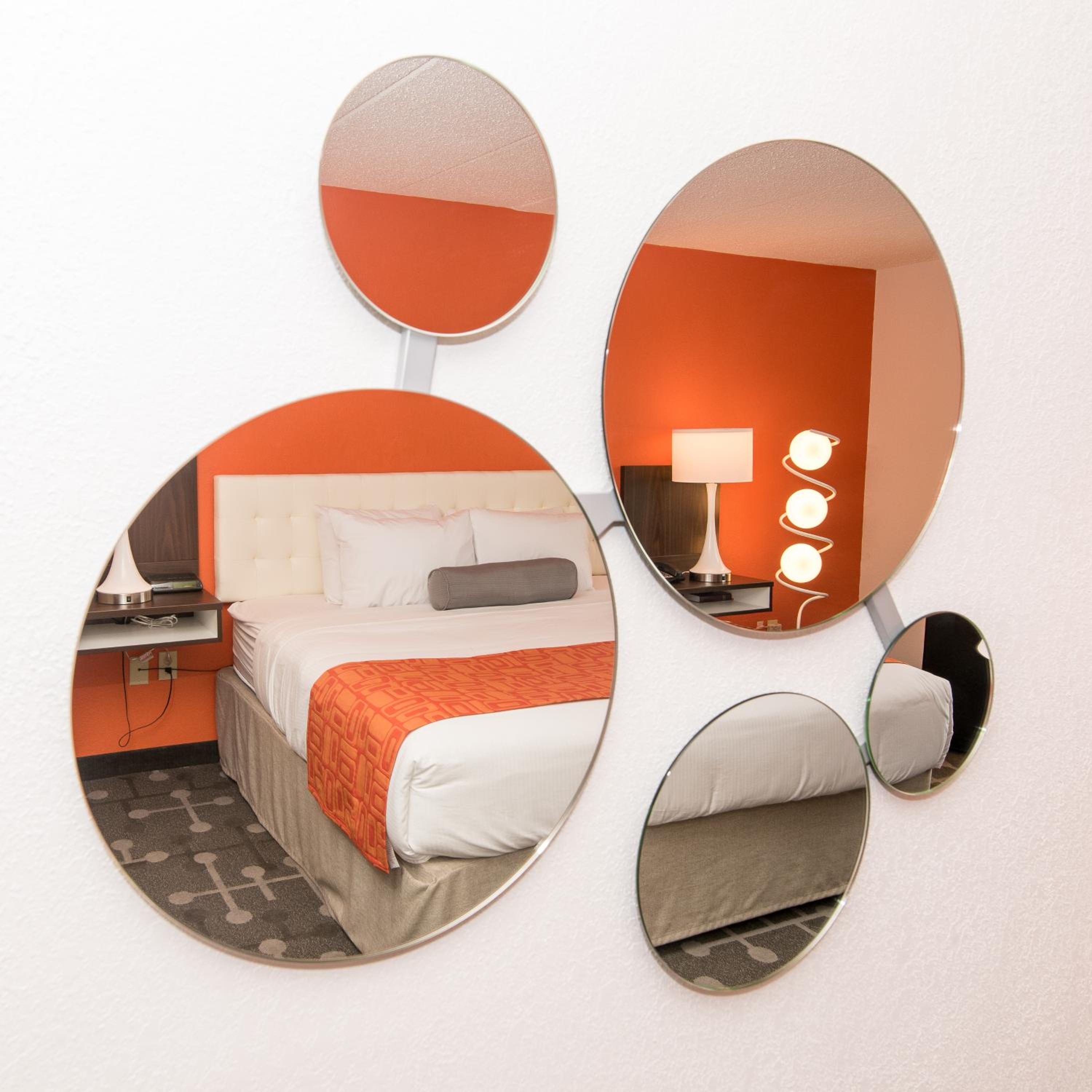 Queen Room with Two Queen Beds - Non-Smoking - Photo 4