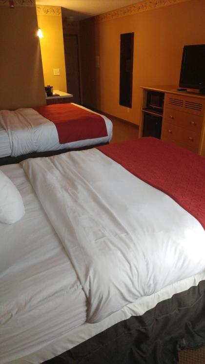 Queen Room with 2 Queen Beds - Non-Smoking - Photo 4
